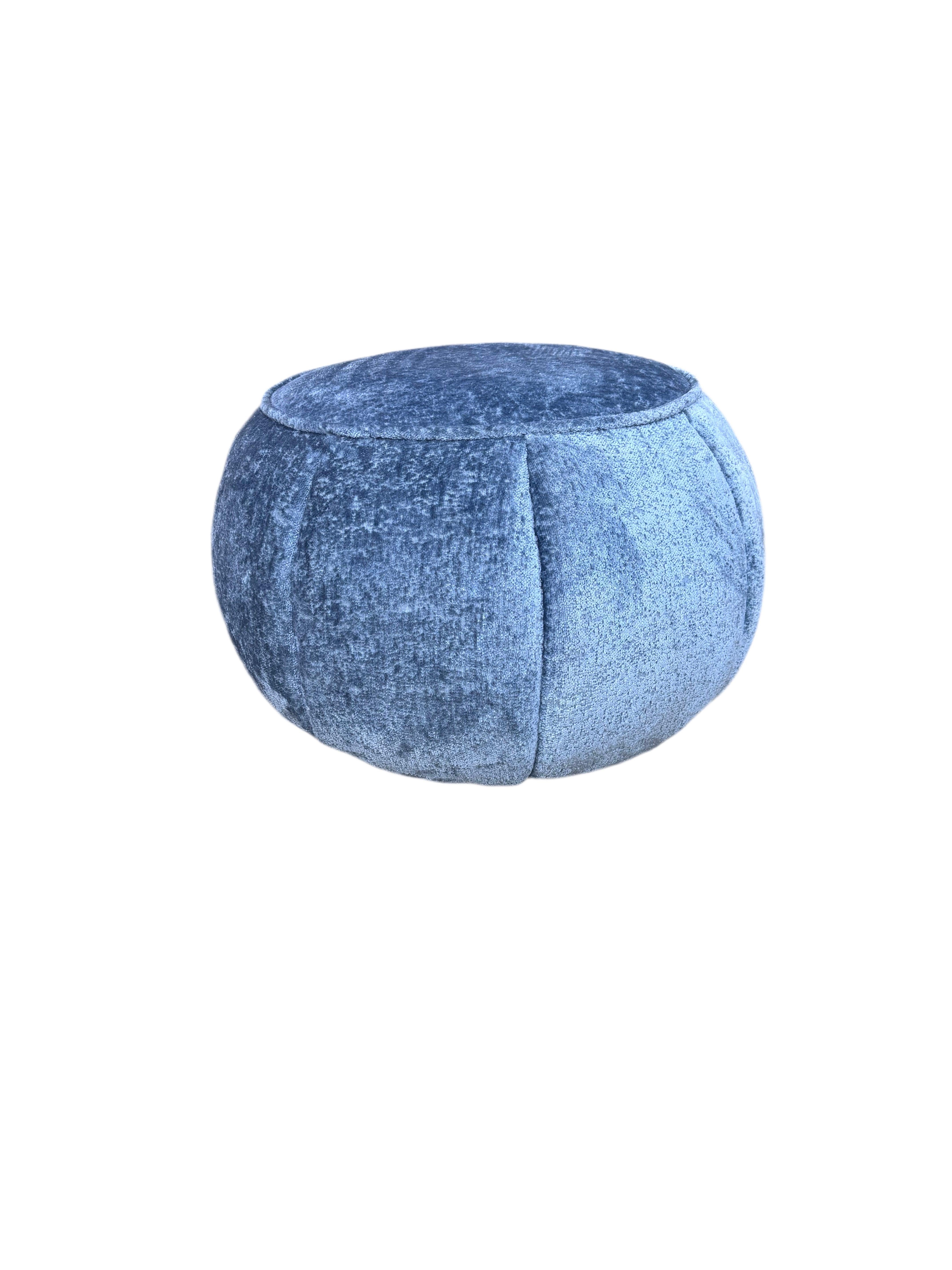 Ottomana italiana postmoderna realizzata secondo lo stile di Ichiro Iwasaki per Arper Italia, appena rivestita in ciniglia blu

Il suo design elegante e la lavorazione di alta qualità lo rendono un'aggiunta perfetta a qualsiasi interno moderno,