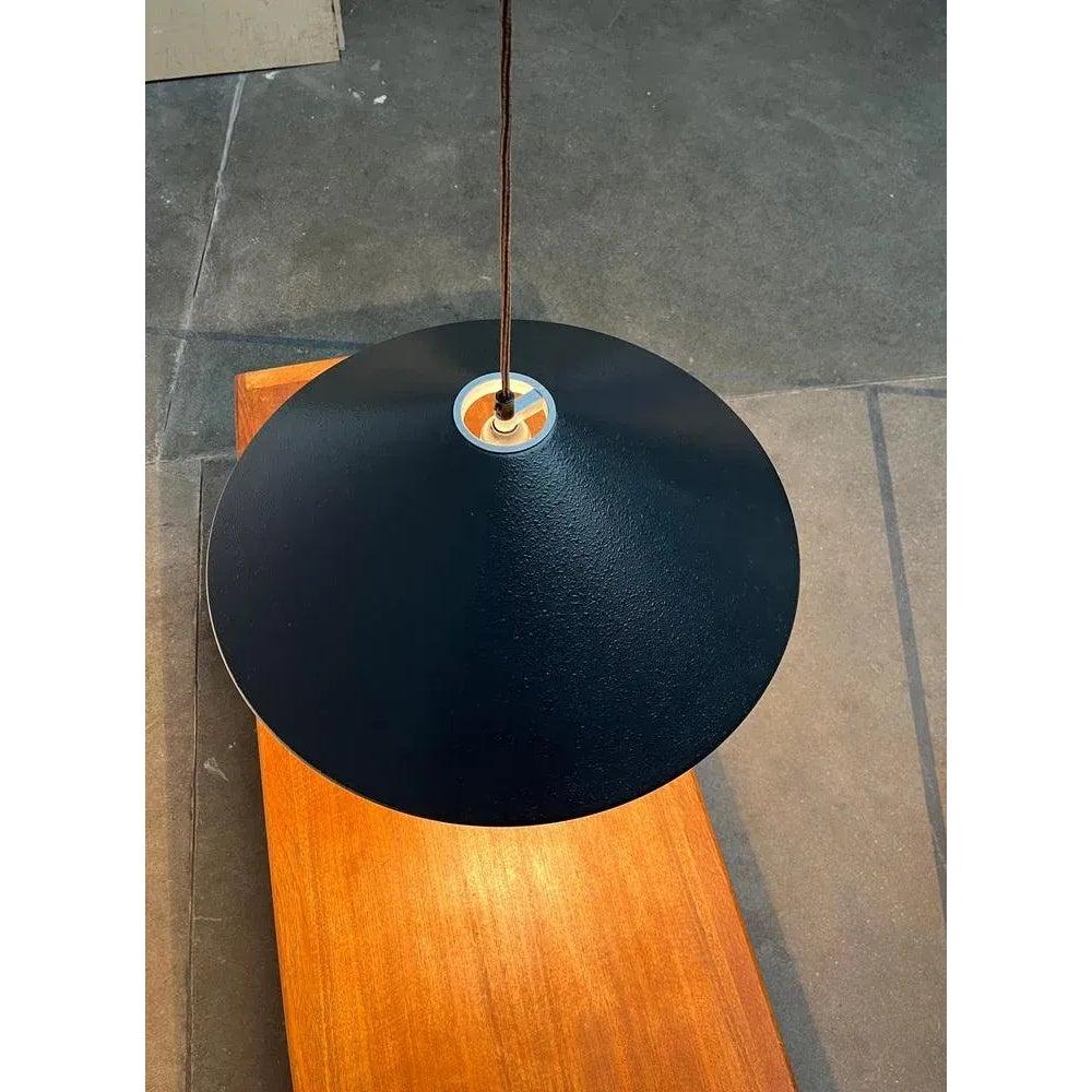 Lampada a sospensione a forma di treno della serie aggregato del produttore italiano Artemide su disegno di Enzo Mari e Giancarlo Fassina degli anni Settanta. Ecco una prima versione con un ombrello speciale.

Il complesso sistema a pendolo a treno