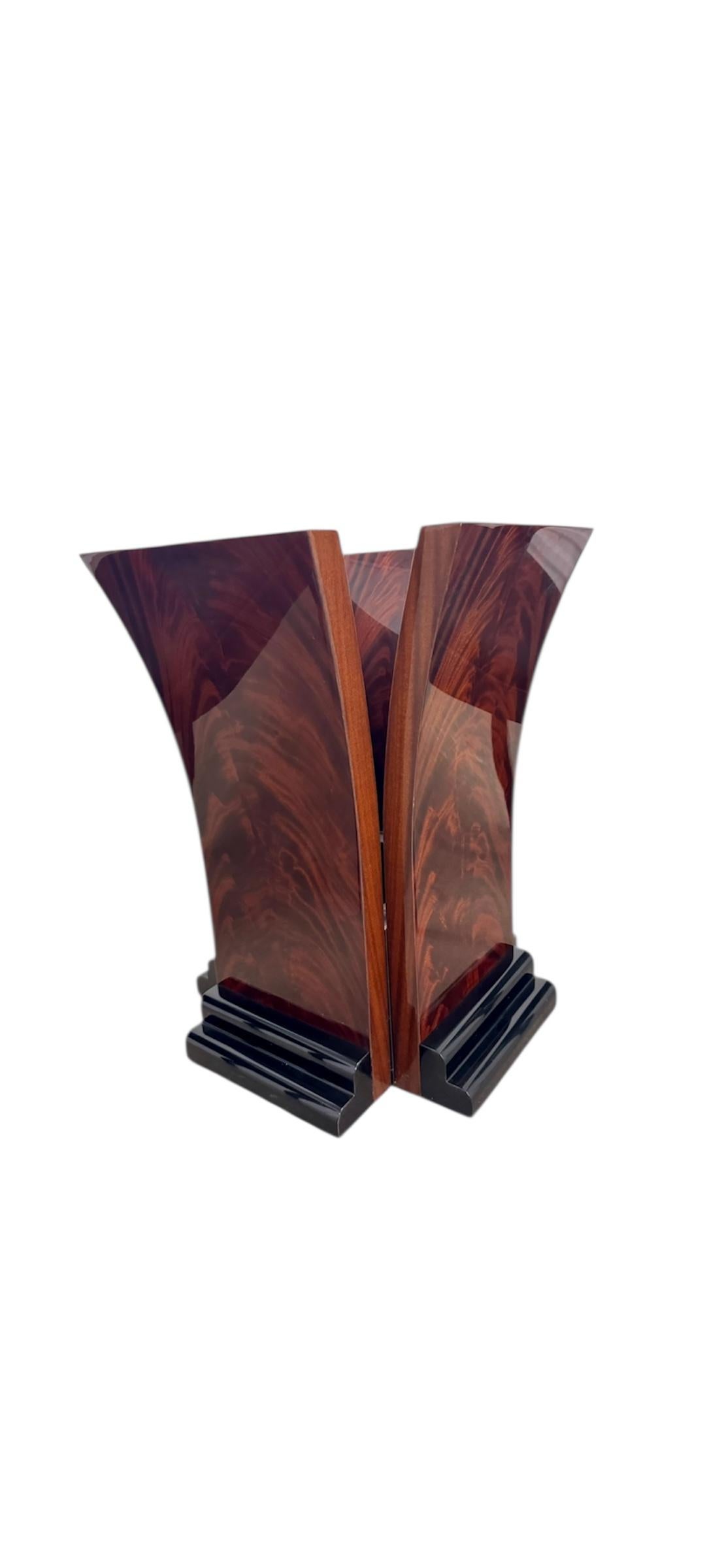 This striking 1990s Italian dining table base, designed by Pietro Costantini for Ello Furniture, showcases the sculptural, high-gloss elegance that defined Costantini’s work. The base features four dramatically flared, curved panels arranged in a