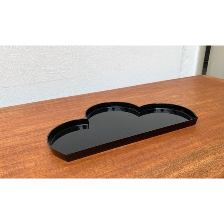 Vassoio in plastica italiano postmoderno di Guzzini, in ottime condizioni. Progettato dal 1980 al 1989 Questo pezzo ha un marchio di attribuzione.

Informazioni aggiuntive:
Materiali: Plastica
Colore: nero
Stili: Memphis, Postmoderno
Marchio: