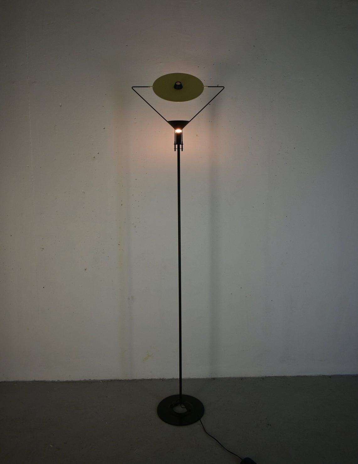 Italian postmodern floor lamp, designed by Carlo Forcolino for Artemide

Produced during the 1980s

The lamp has a black lacquered metal body and very sculptural round shaped diffuser with the lens positioned in the centre of the diffuser.