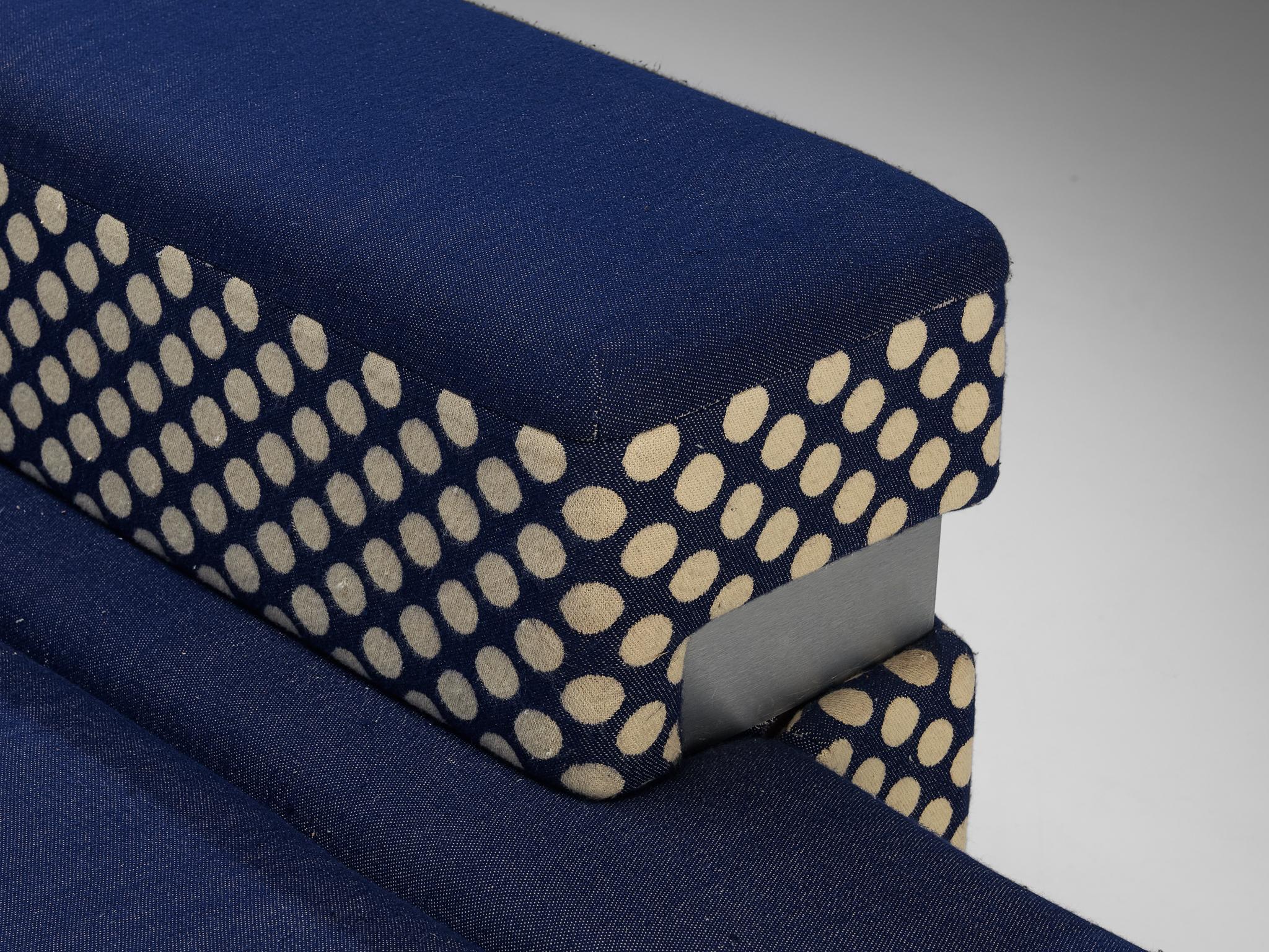 Postmodernes italienisches Sektionssofa mit blauem und Off-White Dot-Polsterung  (Aluminium) im Angebot