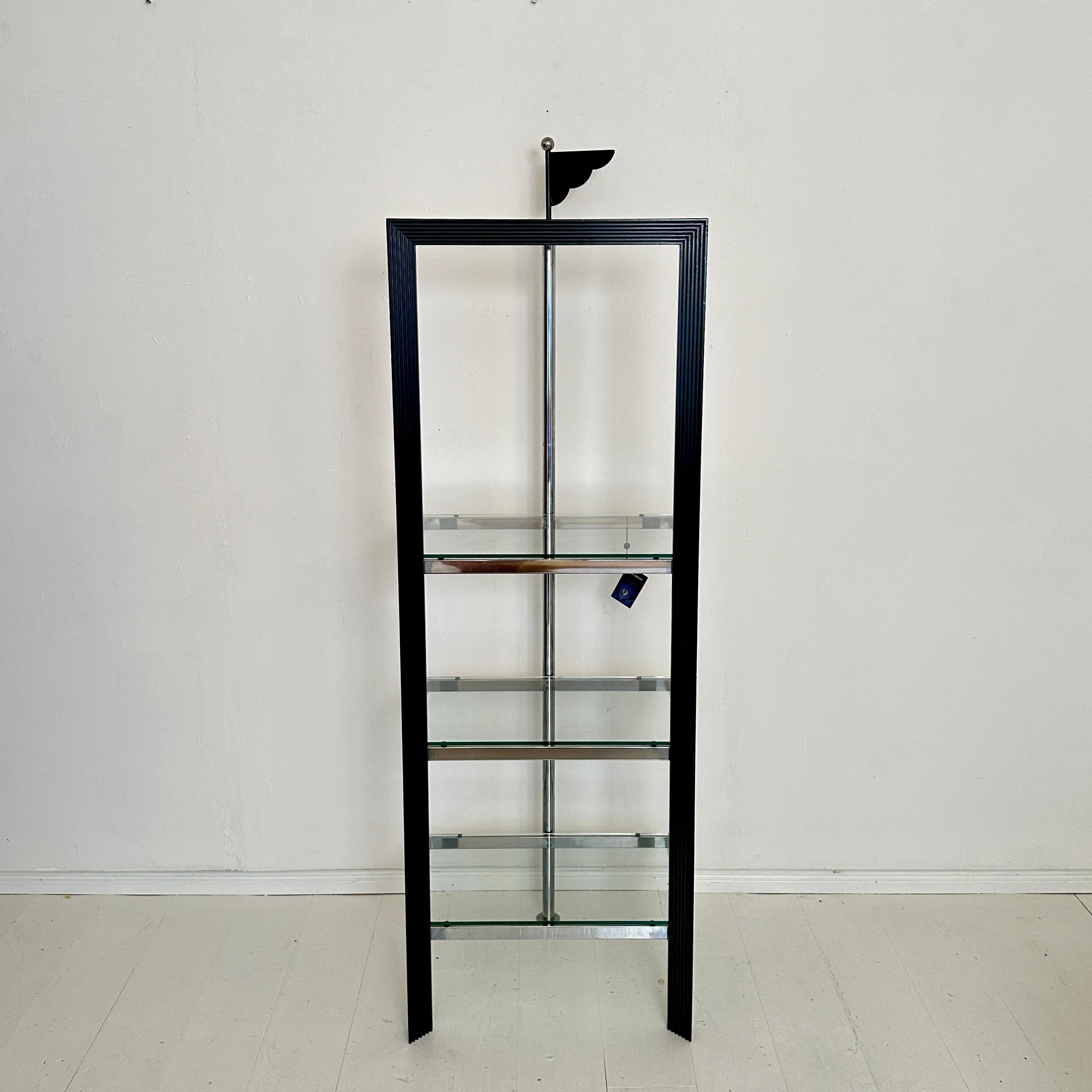 La rare étagère italienne postmoderne Memphis de Ponti Terenghi, fabriquée à l'époque vibrante de 1980, présente un mélange remarquable de formes et de matériaux qui résument l'essence du mouvement de design Memphis. Avec une composition frappante