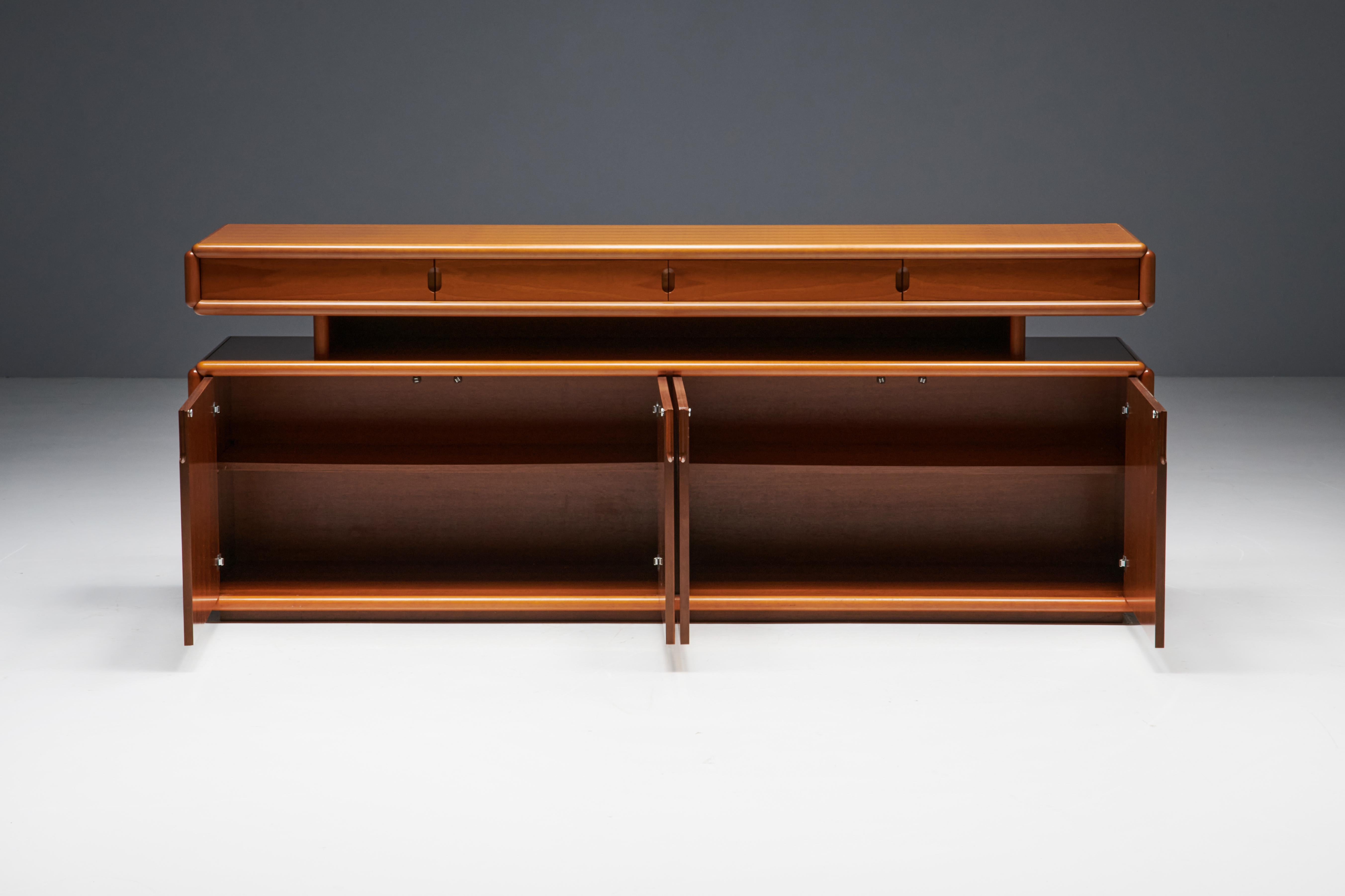 Postmodern Italian Sideboard in Canaletto Walnut, Italy, 1970s In Excellent Condition For Sale In Antwerp, BE