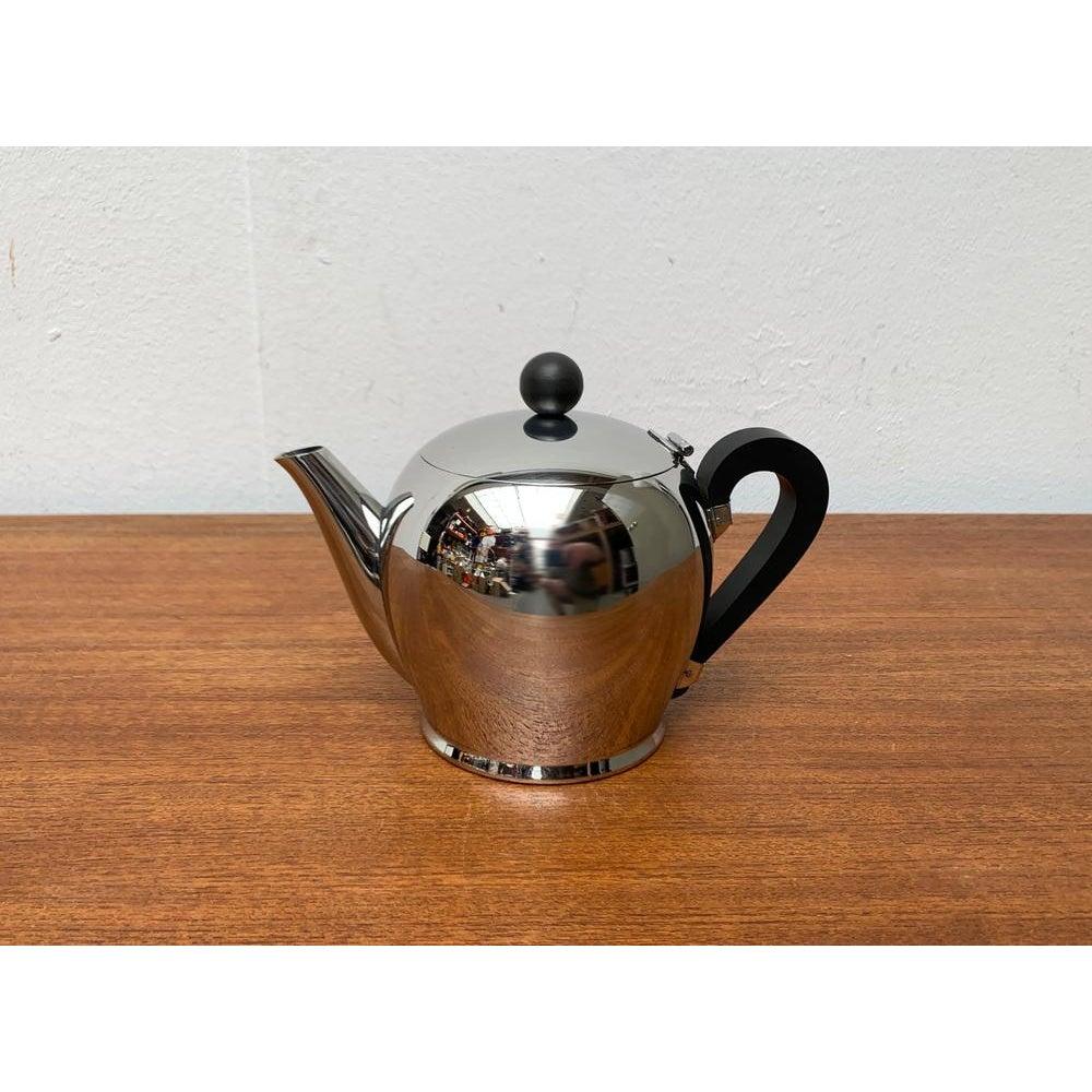 Bollitore Teiera Bombe in acciaio inox e Bakelit di Carlo Alessi per Alessi, in condizioni impeccabili. Progettato tra il 1950 e il 1959 Questo pezzo ha un marchio di attribuzione.

Informazioni aggiuntive:
Materiali: Bakelite
Colore: nero
Stili: