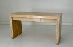 Scrivania italiana postmoderna in travertino con tre cassetti, anni '80