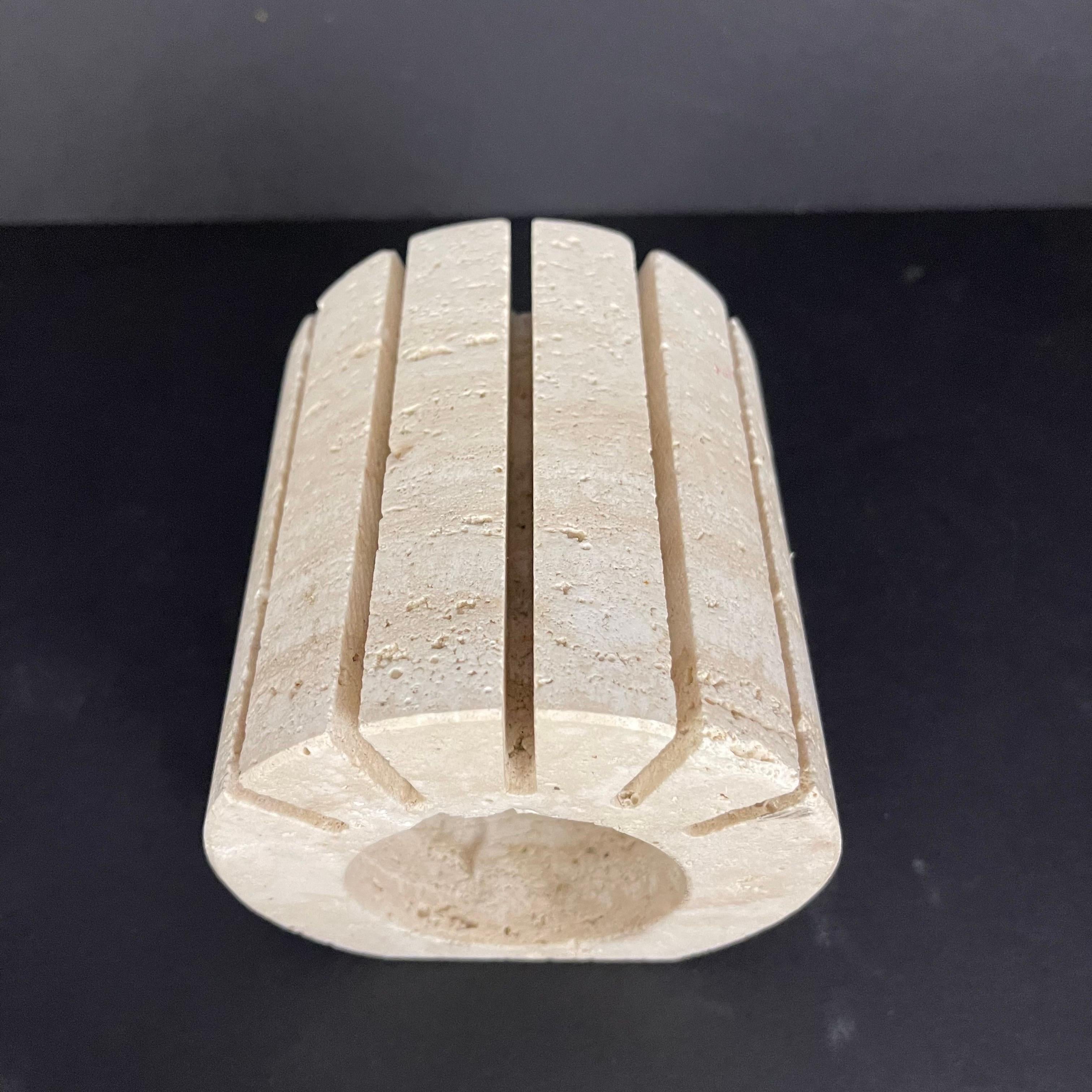 Favoloso tagliacarte postmoderno in marmo travertino.