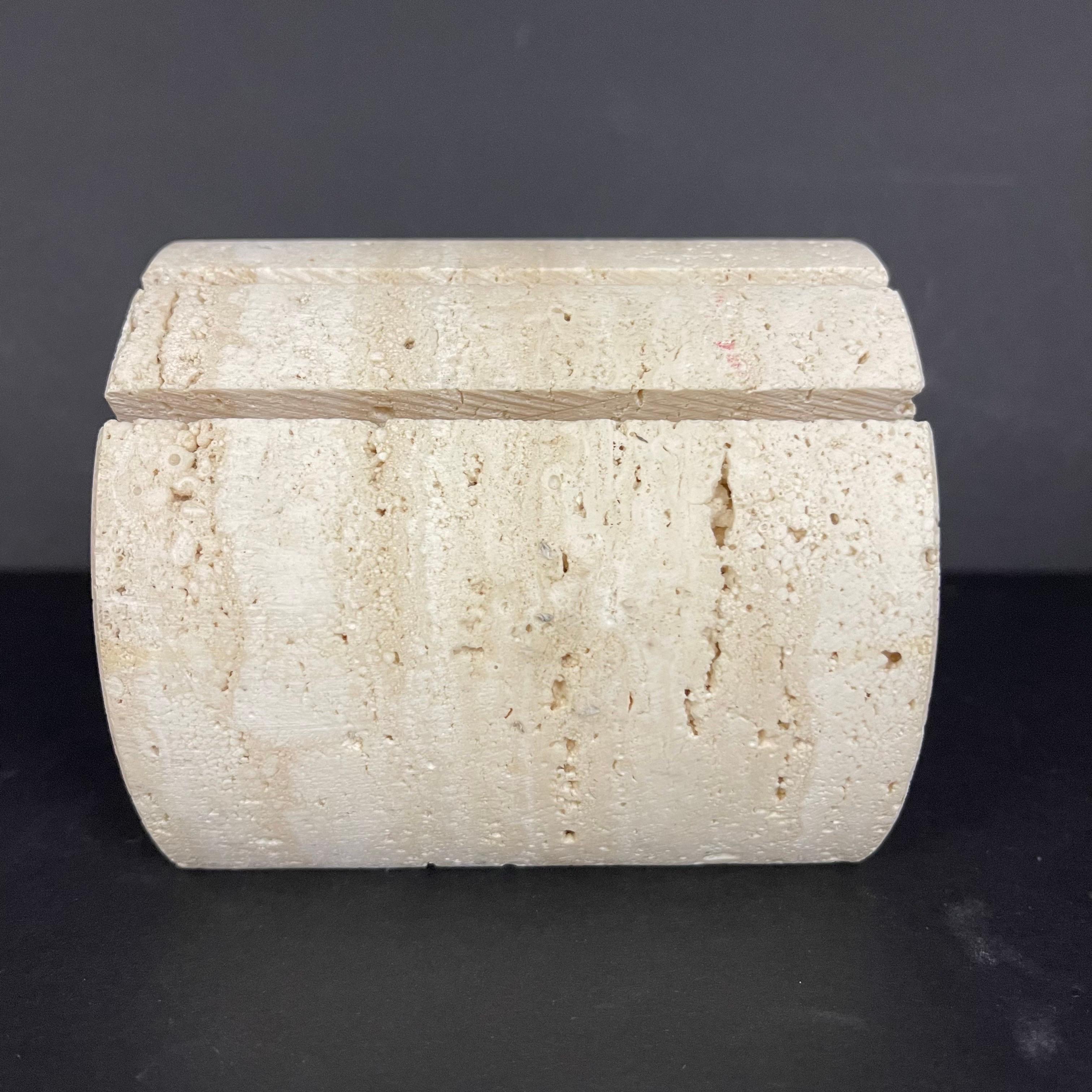 Travertino Accessorio da scrivania postmoderno porta lettere in marmo travertino italiano in vendita