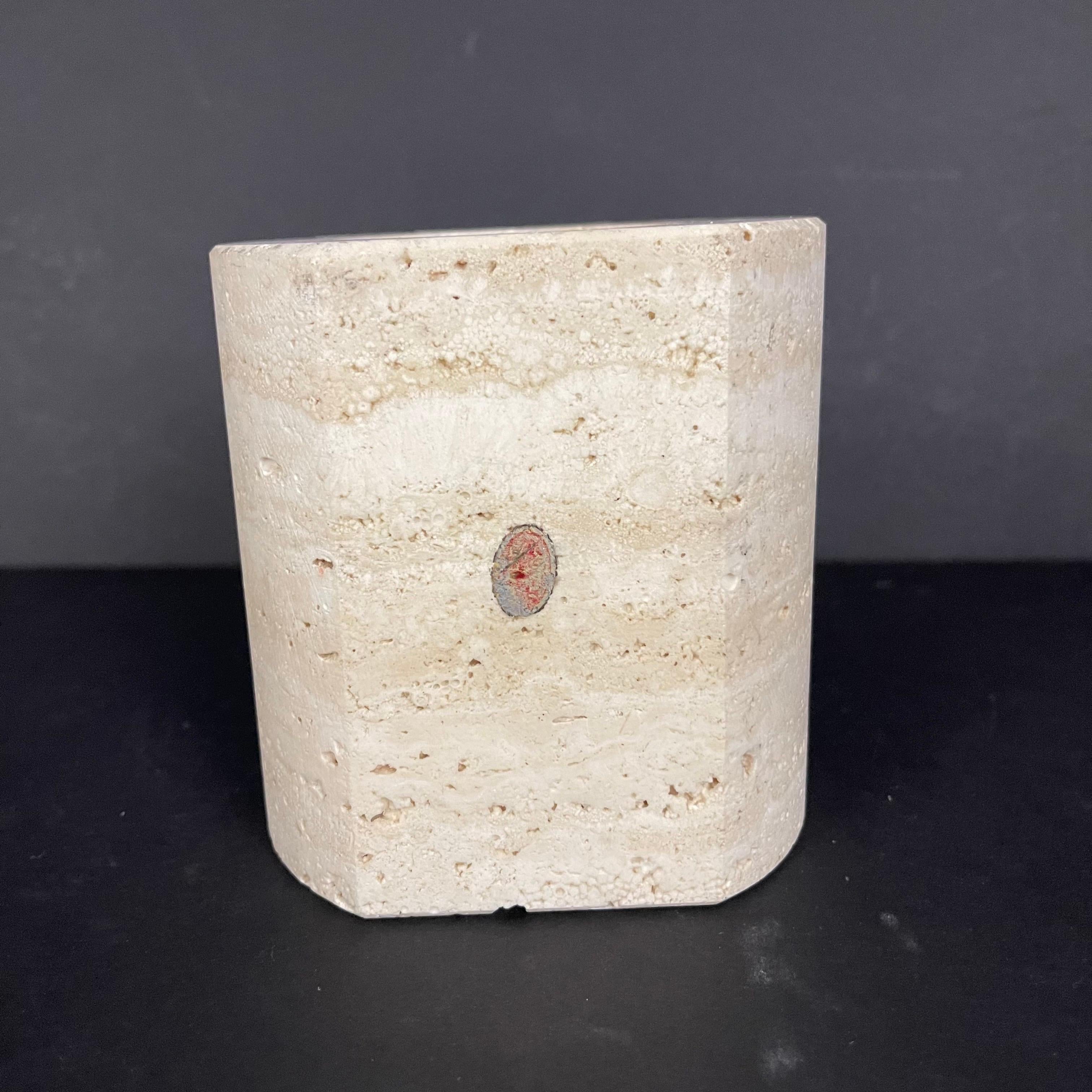 Accessorio da scrivania postmoderno porta lettere in marmo travertino italiano in vendita 1