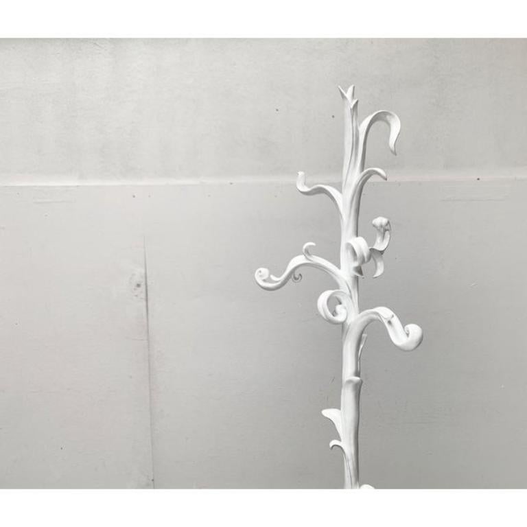 Imposanter Garderobenständer aus Italien in postmoderner Designsprache.

Ein funktionaler Kleiderständer mit Objektcharakter. Von einer zentralen Welle zweigen Zweige in verschiedene Richtungen ab. Die barocken Kurven dieser Branches formen