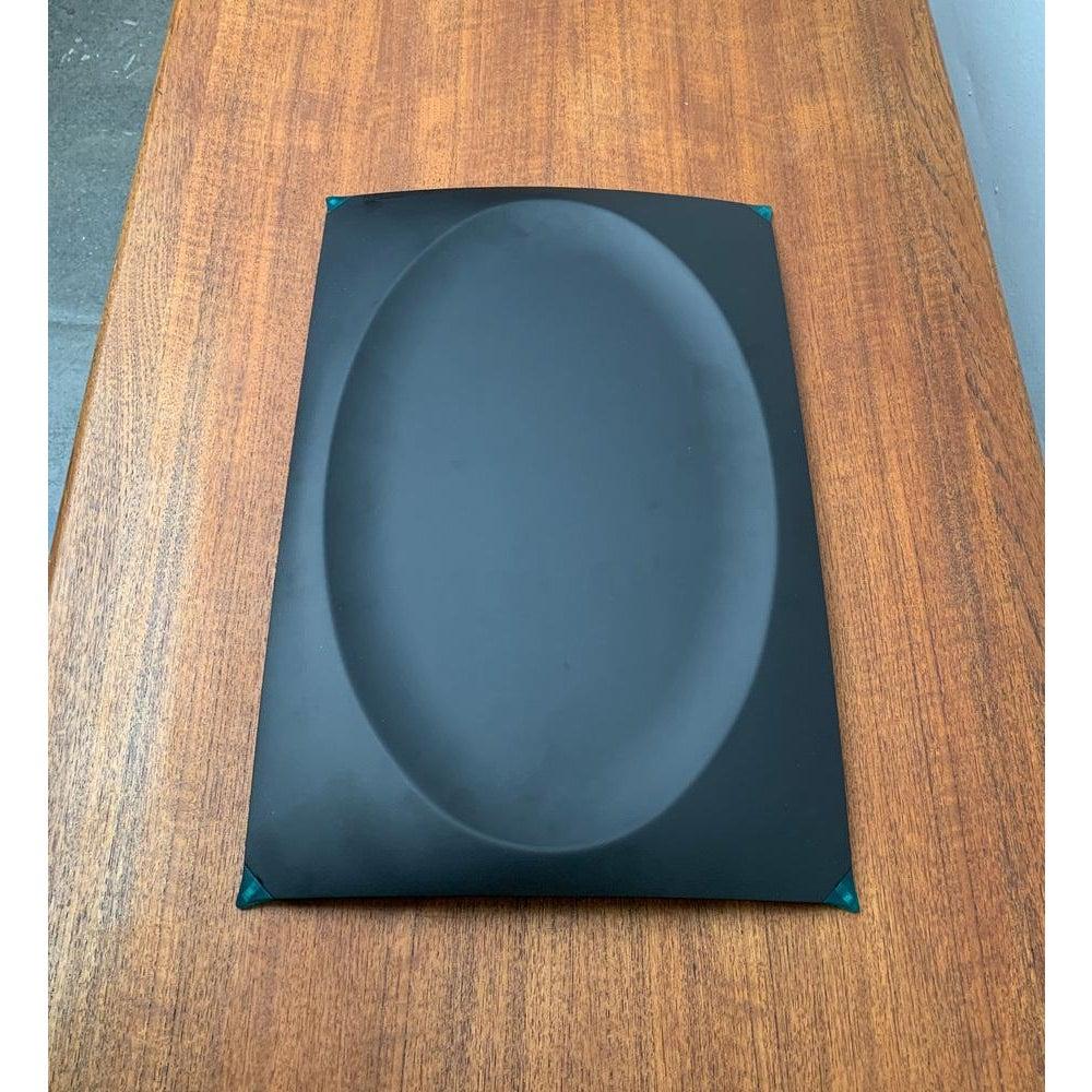 Postmoderne italienische Voilà Voilà Tablettenschale aus Metall von Philippe Starck für Alessi, 1980er Jahre, in tadellosem Zustand. Entworfen 1980 bis 1989 Dieses Stück hat eine Zuordnungsmarke.

Zusätzliche Informationen:
MATERIALIEN: Metall,