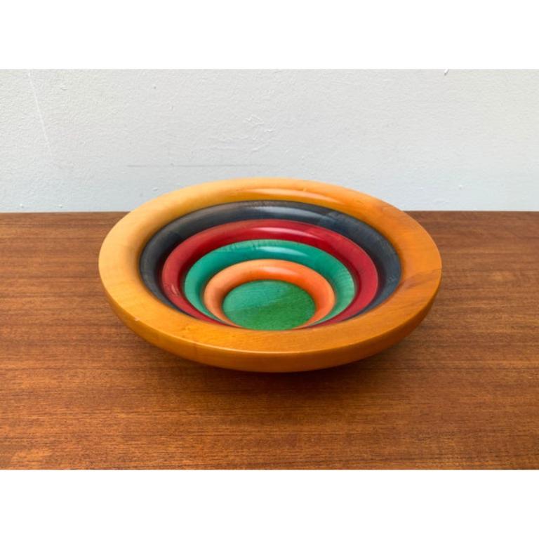 Ciotola in legno multicolore di Pietro Manzoni. Questa grande ciotola segue forme e colori postmoderni. M Branding sul fondo. Questo pezzo ha un marchio di attribuzione.

Informazioni aggiuntive:
Materiali: Wood
Stile: Memphis, Postmoderno
Paese di