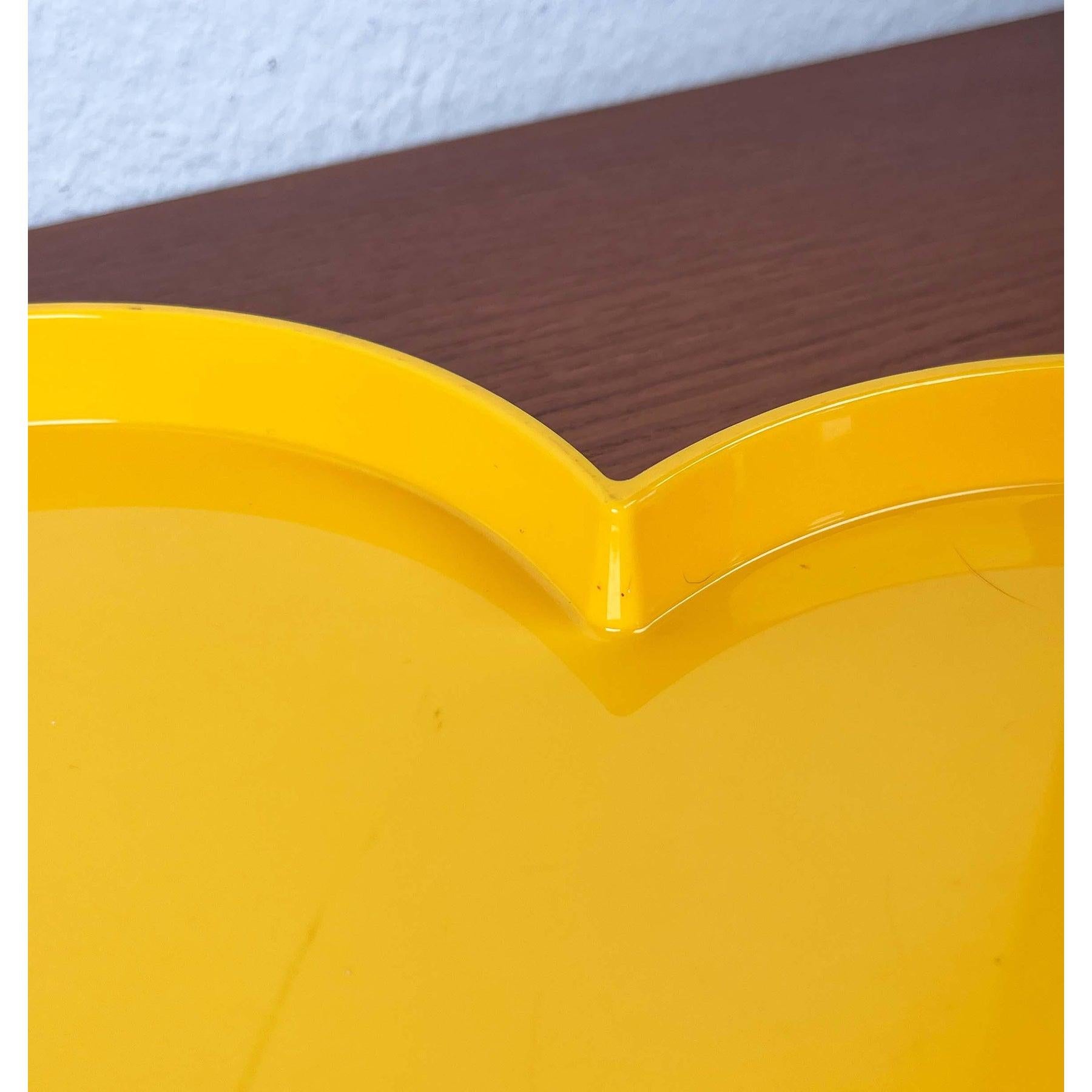 Plateau en plastique jaune italien postmoderne de Guzzini en vente 8