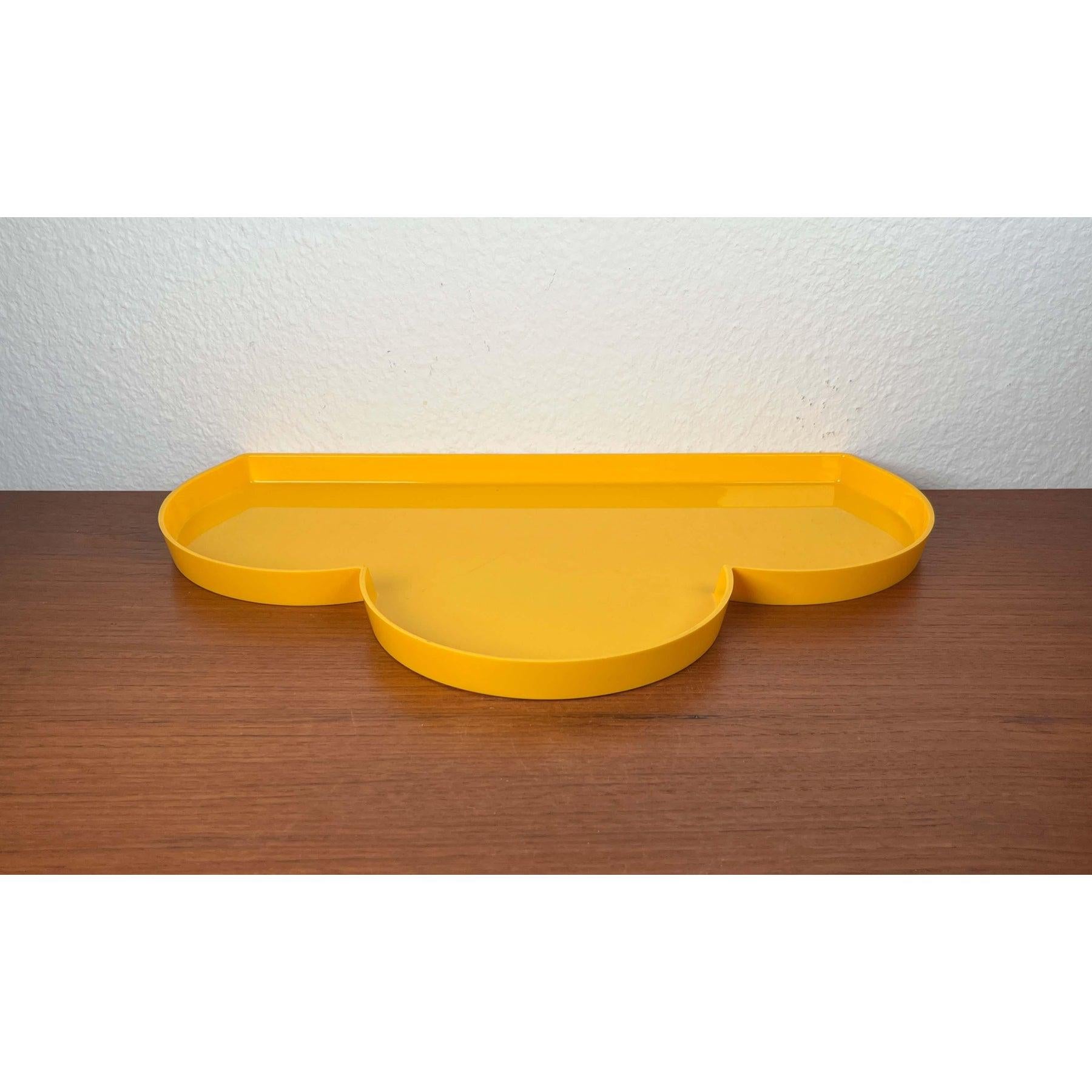 Plateau en plastique jaune italien postmoderne de Guzzini en vente 10