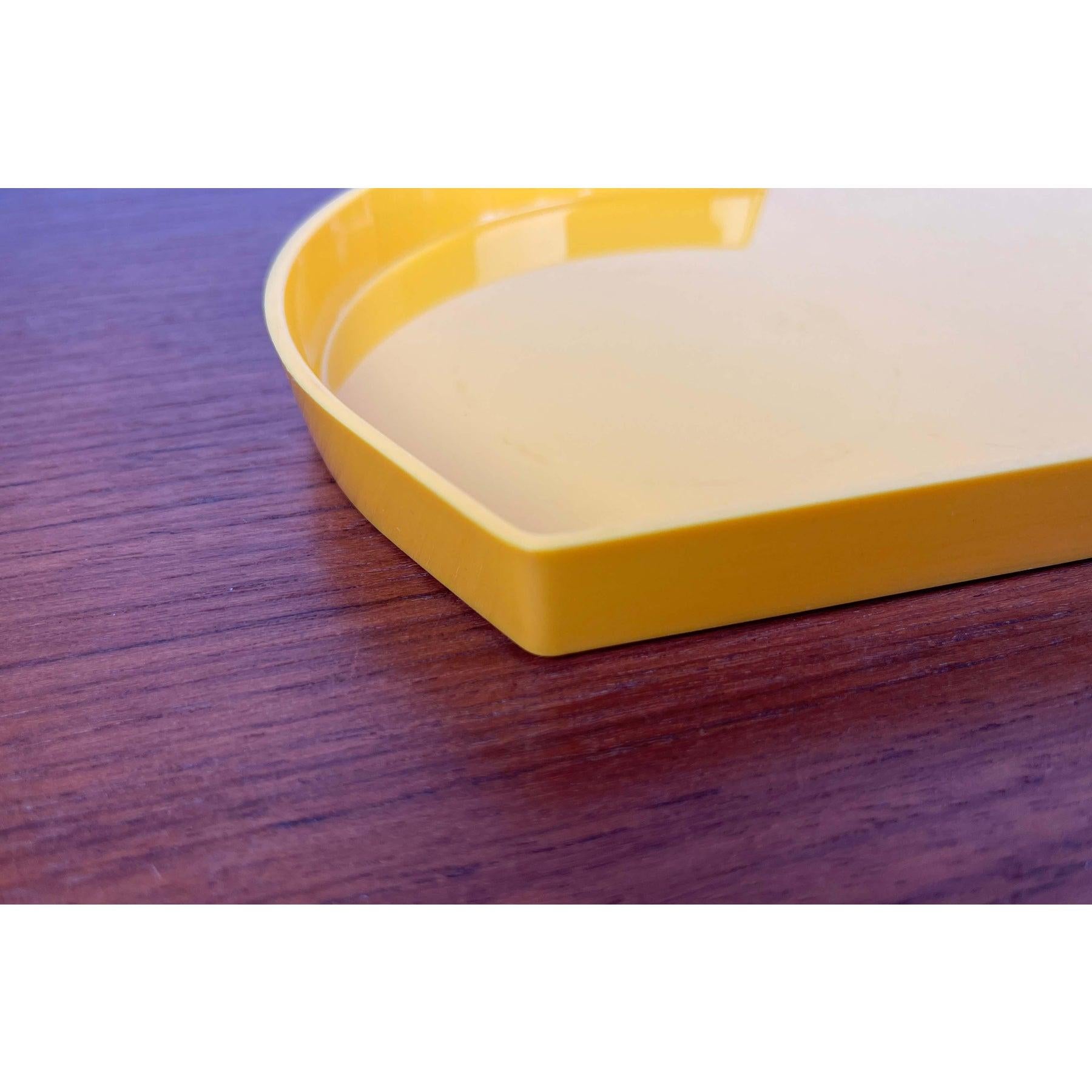 Plateau en plastique jaune italien postmoderne de Guzzini en vente 12
