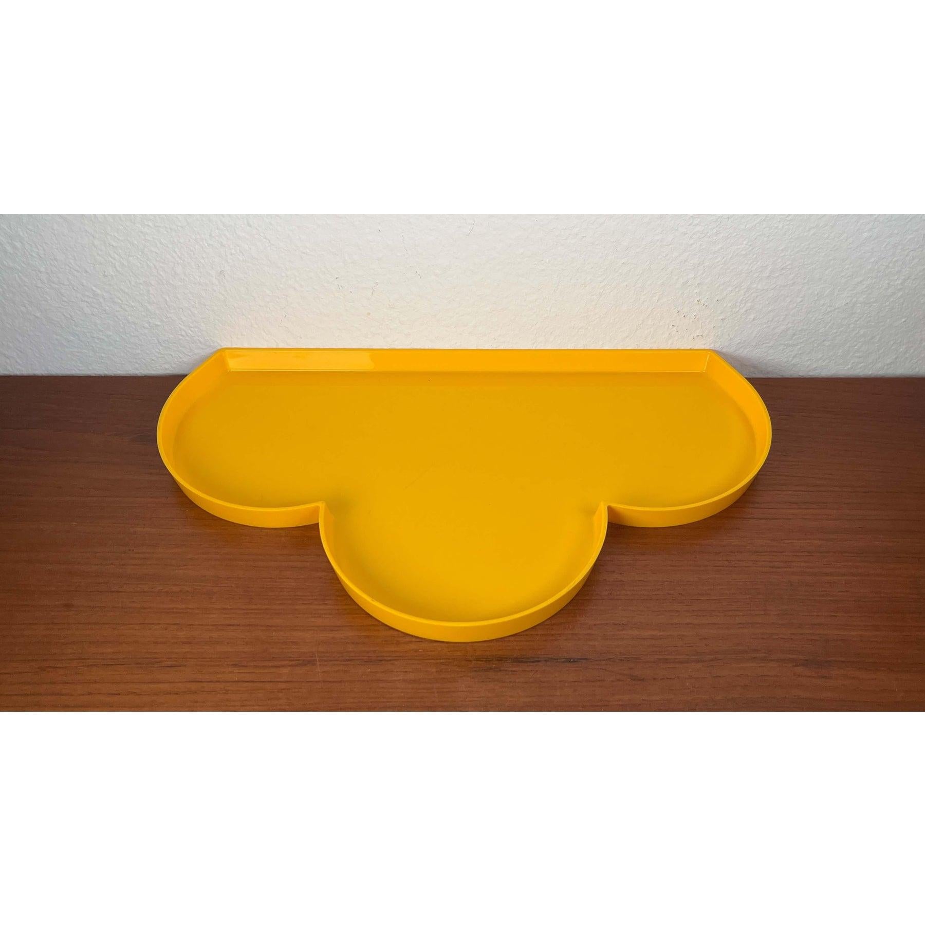 Plateau en plastique jaune italien postmoderne de Guzzini Bon état - En vente à Hamburg, DE