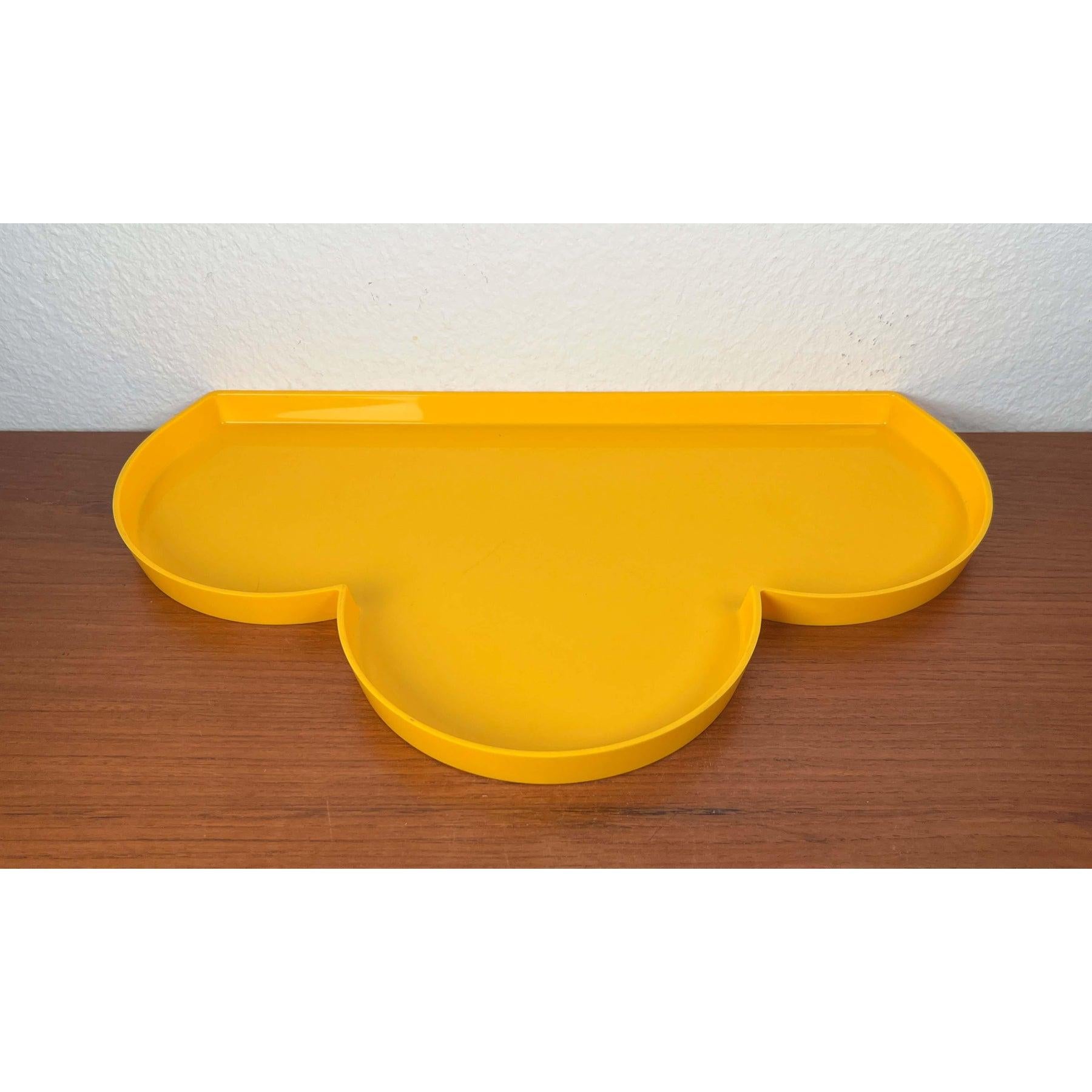 20ième siècle Plateau en plastique jaune italien postmoderne de Guzzini en vente