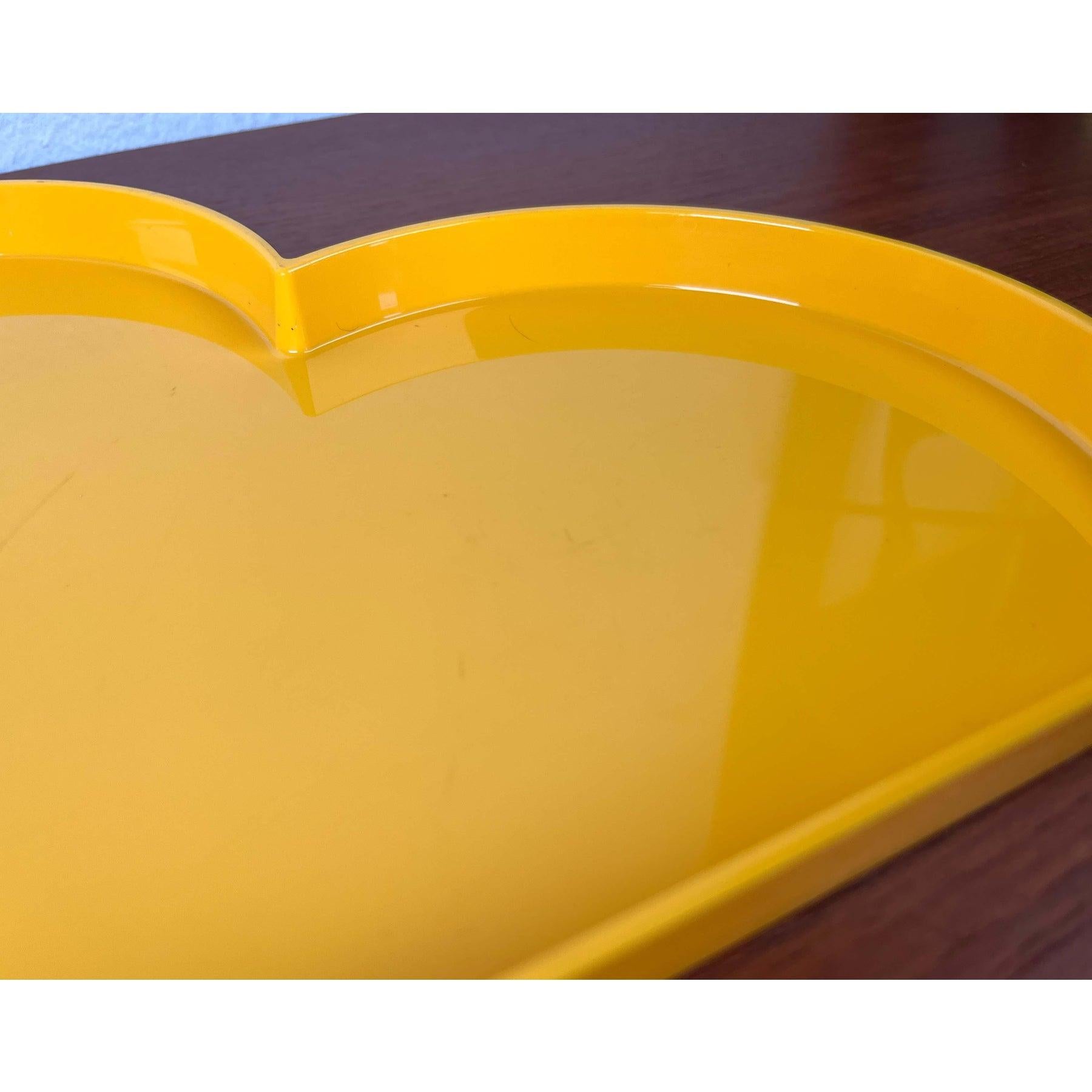 Plastique Plateau en plastique jaune italien postmoderne de Guzzini en vente