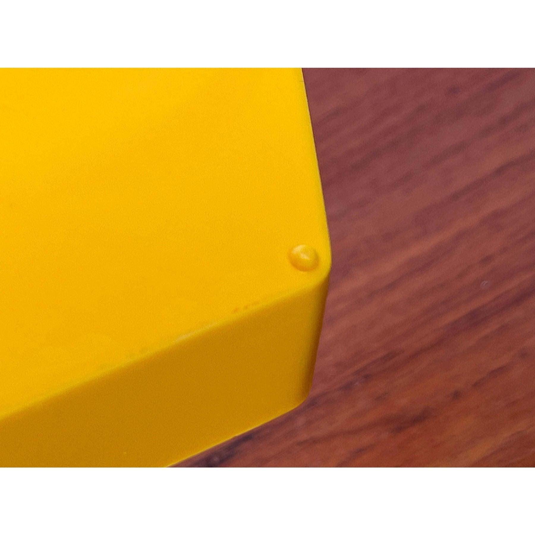 Plateau en plastique jaune italien postmoderne de Guzzini en vente 1