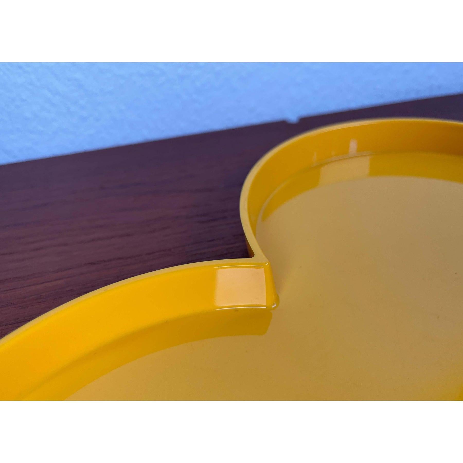 Plateau en plastique jaune italien postmoderne de Guzzini en vente 3