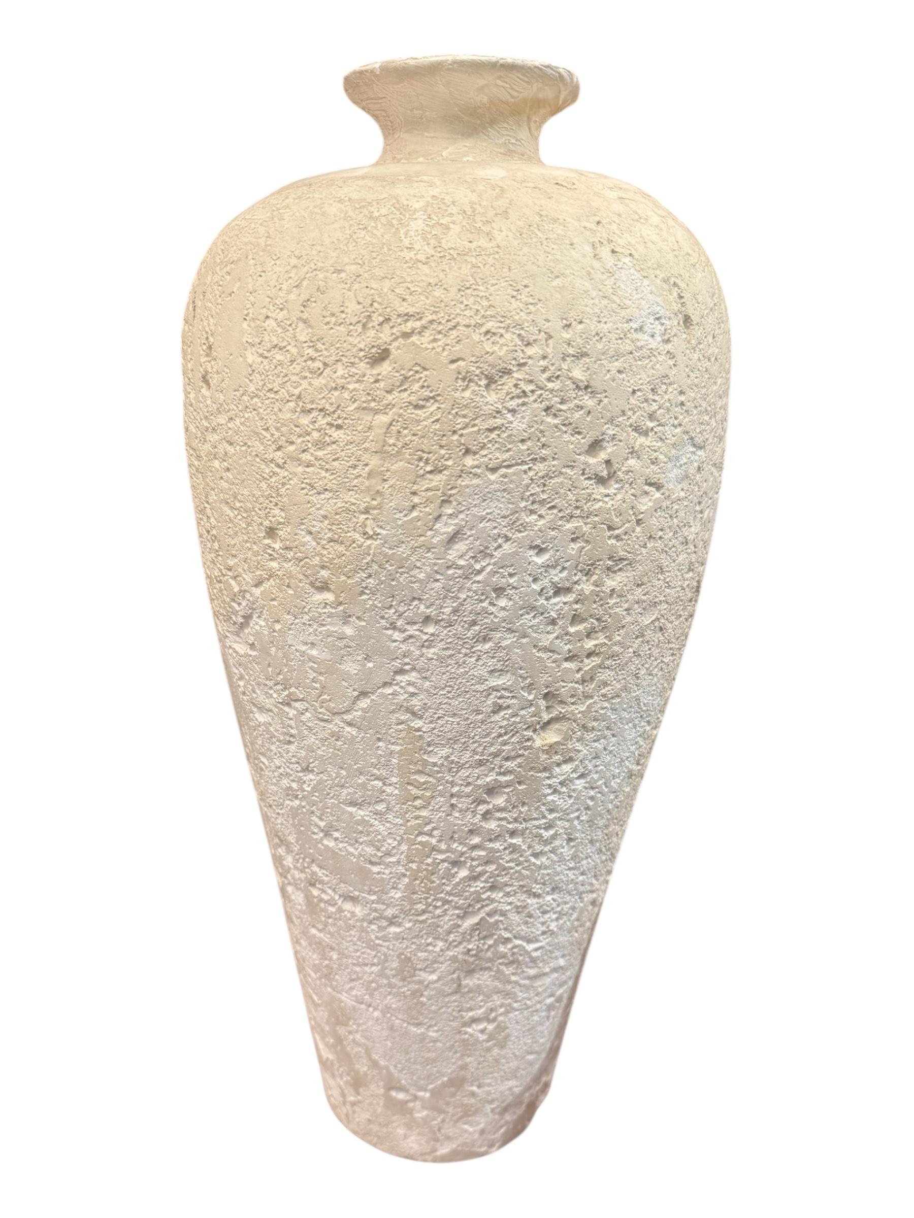 Postmodern Ivory Textured Pottery Ceramic Plaster Small Table Lamp In Good Condition For Sale In Pasadena, CA