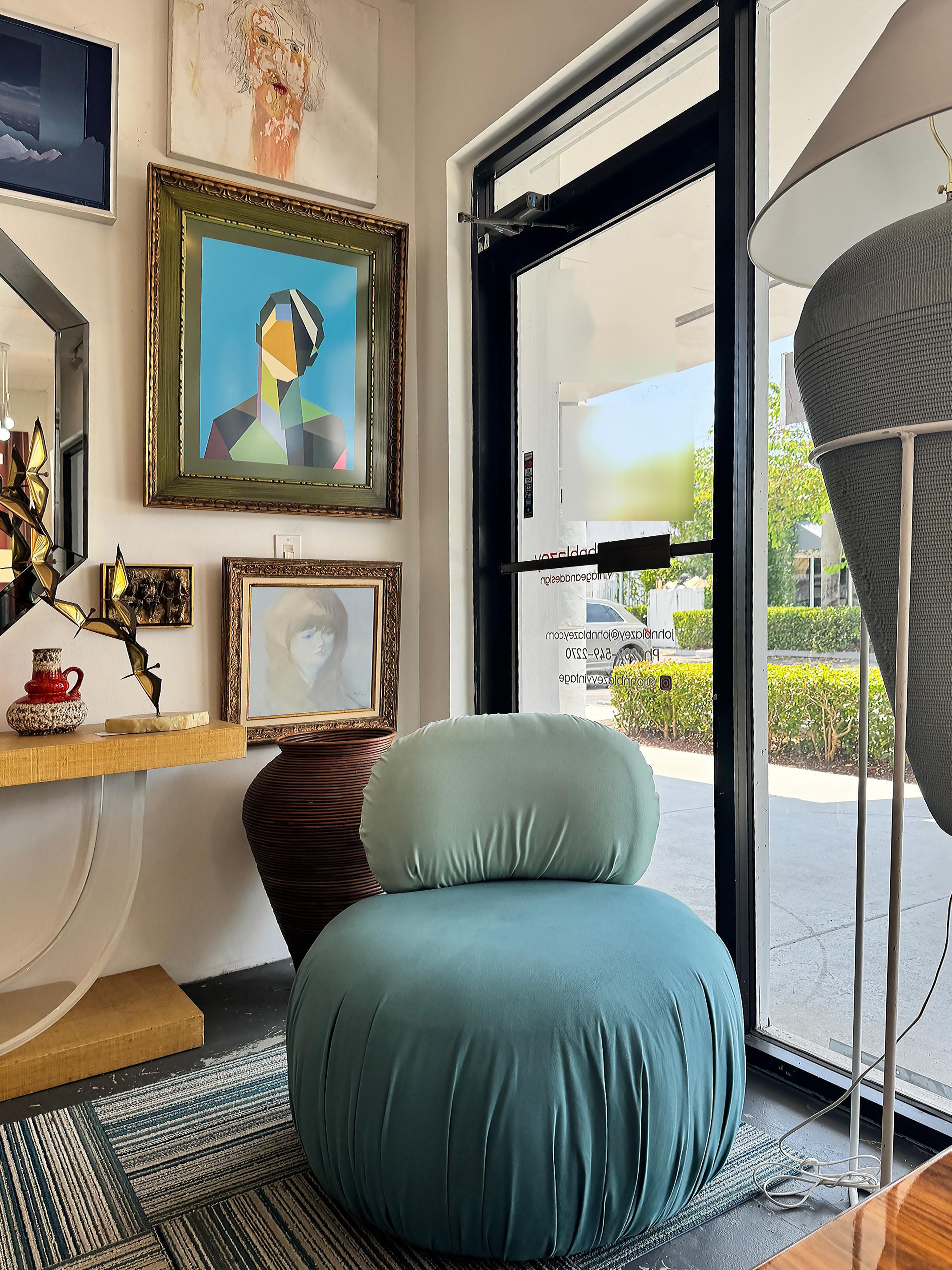 


Chaise pivotante postmoderne Jason Kohairik Bolete II Style Reupholstered


Nous proposons à la vente une chaise pouf pivotante postmoderne vintage avec des éléments de style Memphis et Milano qui rappelle les poufs créés par Roche Bobois et