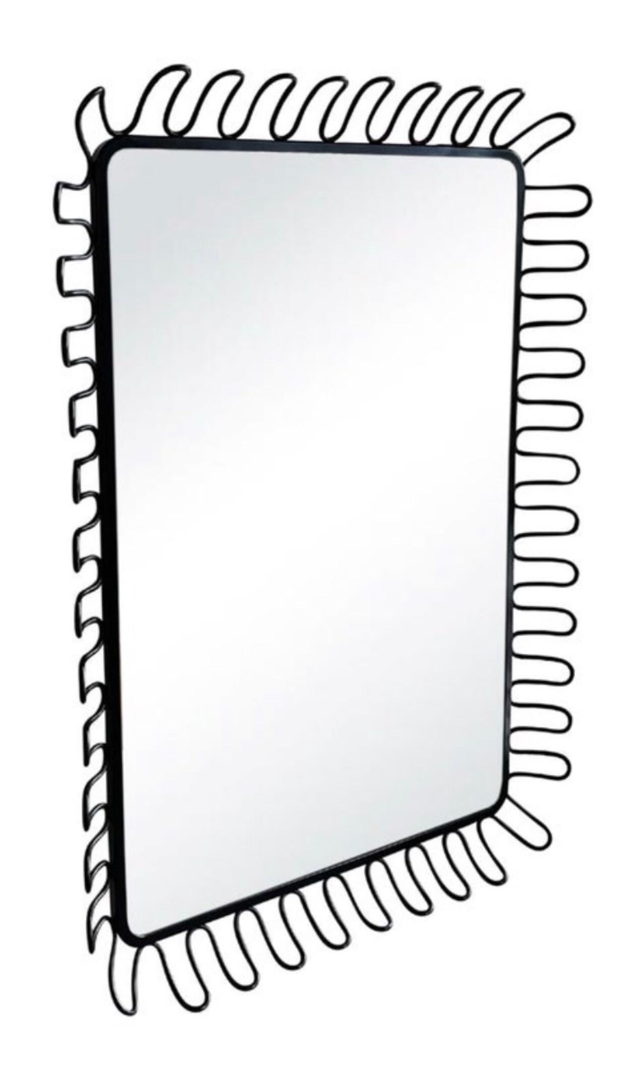 Miroir mural danois postmoderne en métal laqué Jean Royère à encadrement en spirale

Miroir mural post-moderne danois des années 80, dramatiquement minimaliste, encadré dans un périmètre de fil métallique spiralé laqué noir. 

Le miroir est très