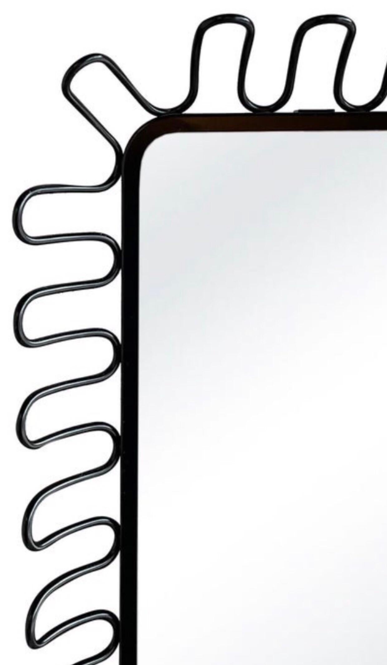 Danois 1980 Postmoderne Jean Royère Insp Laque Encadrement en spirale Miroir mural danois en métal en vente