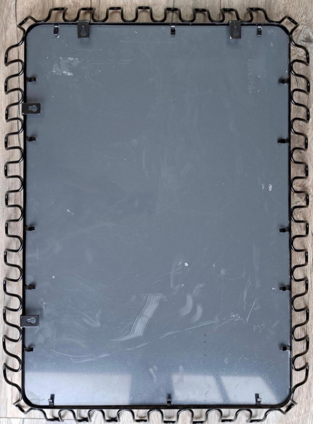 1980 Postmoderne Jean Royère Insp Laque Encadrement en spirale Miroir mural danois en métal Bon état - En vente à St.Petersburg, FL