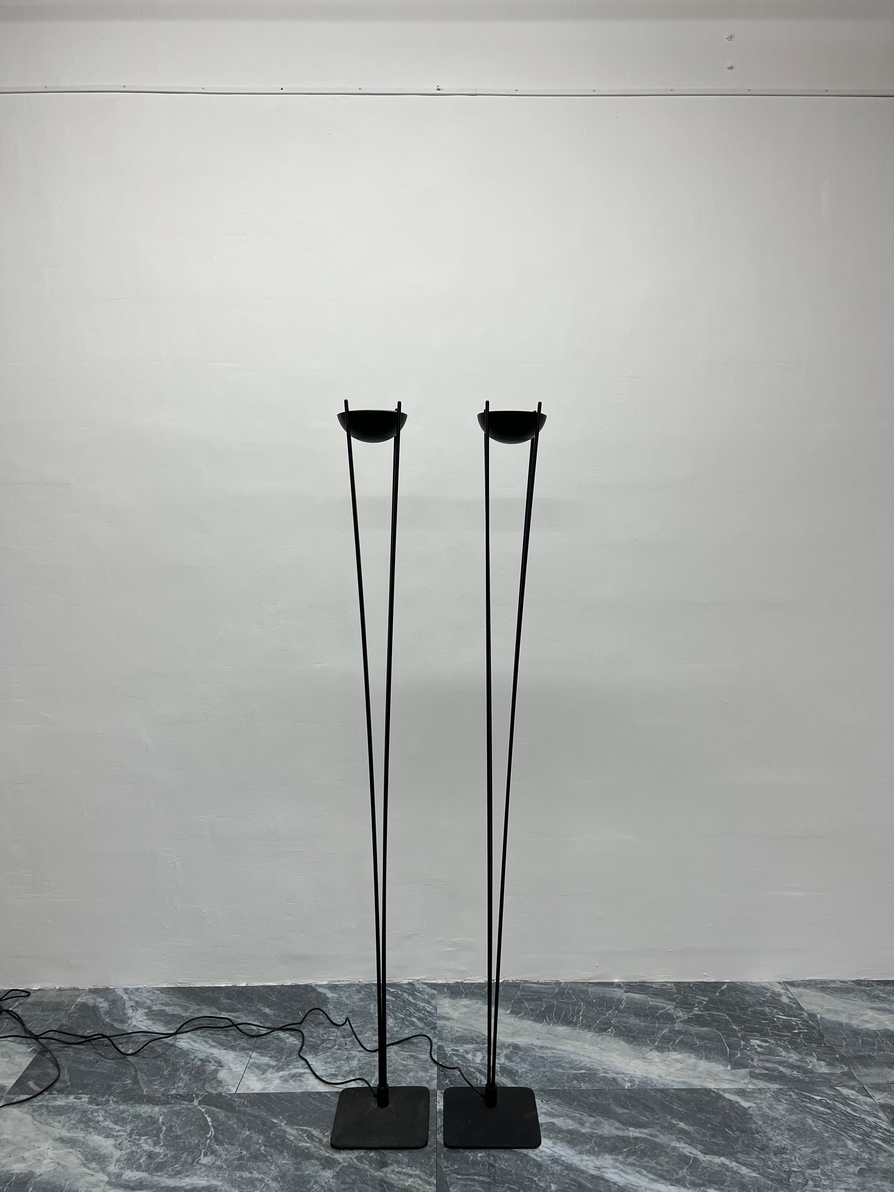 Paire de lampadaires torchères noires mattes postmodernes Koch & Lowy, années 1980 en vente 3