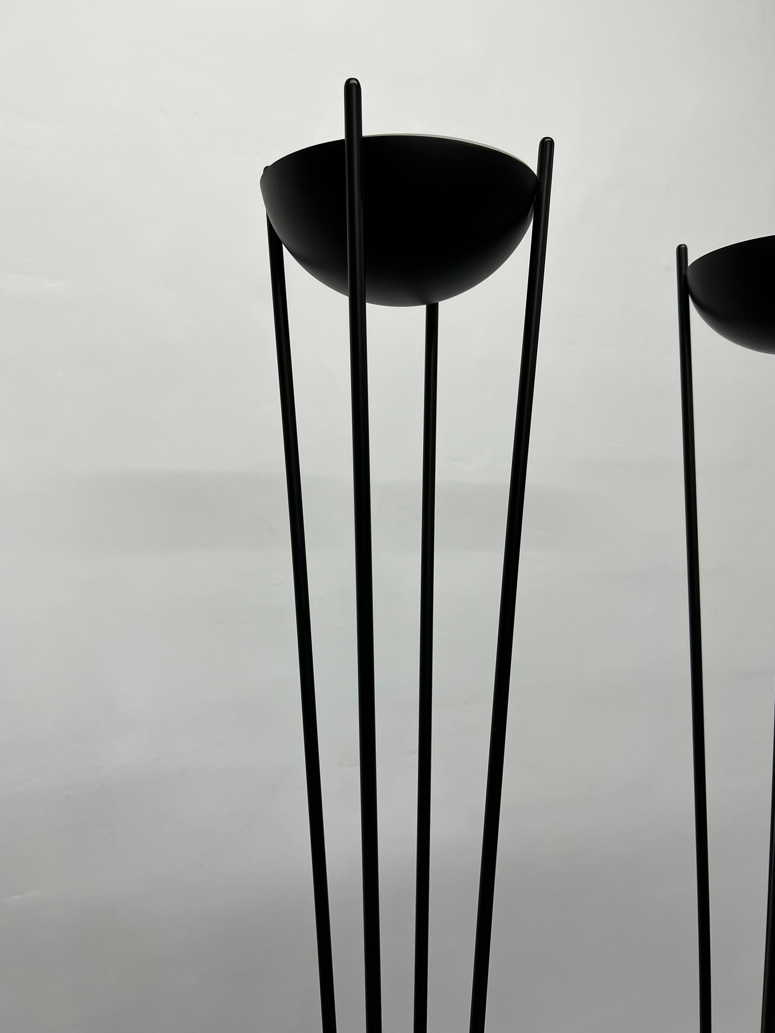 Acier Paire de lampadaires torchères noires mattes postmodernes Koch & Lowy, années 1980 en vente