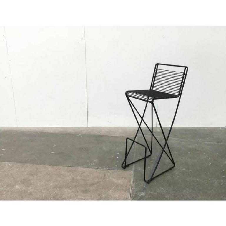 Taburete de bar Till Behrens Kreuzschwinger en el raro color negro.

Elegante diseño clásico del Prof. Till Behrens en la versión Taburete de bar. El desarrollo ulterior del ala libre. El taburete está hecho totalmente de barras de acero, montadas y