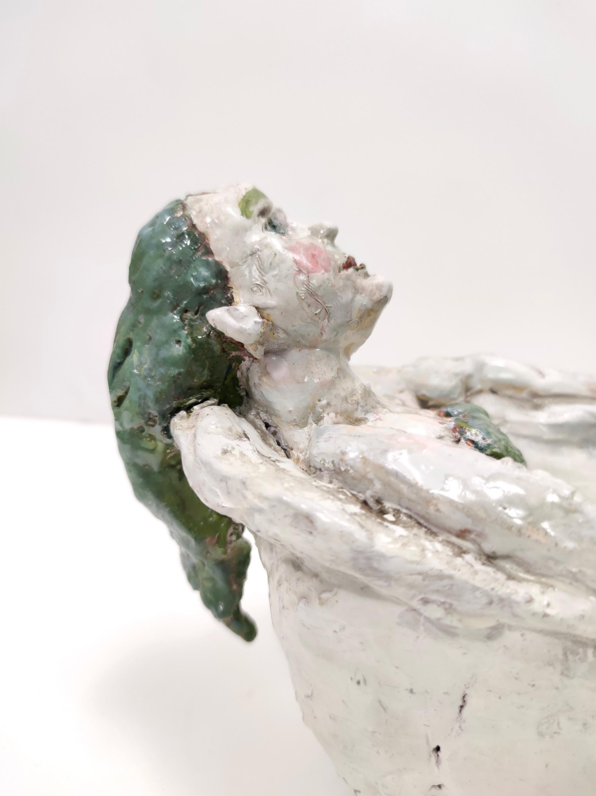 Objeto decorativo posmoderno de barro lacado de una sirena en una bañera, Italia en venta 1
