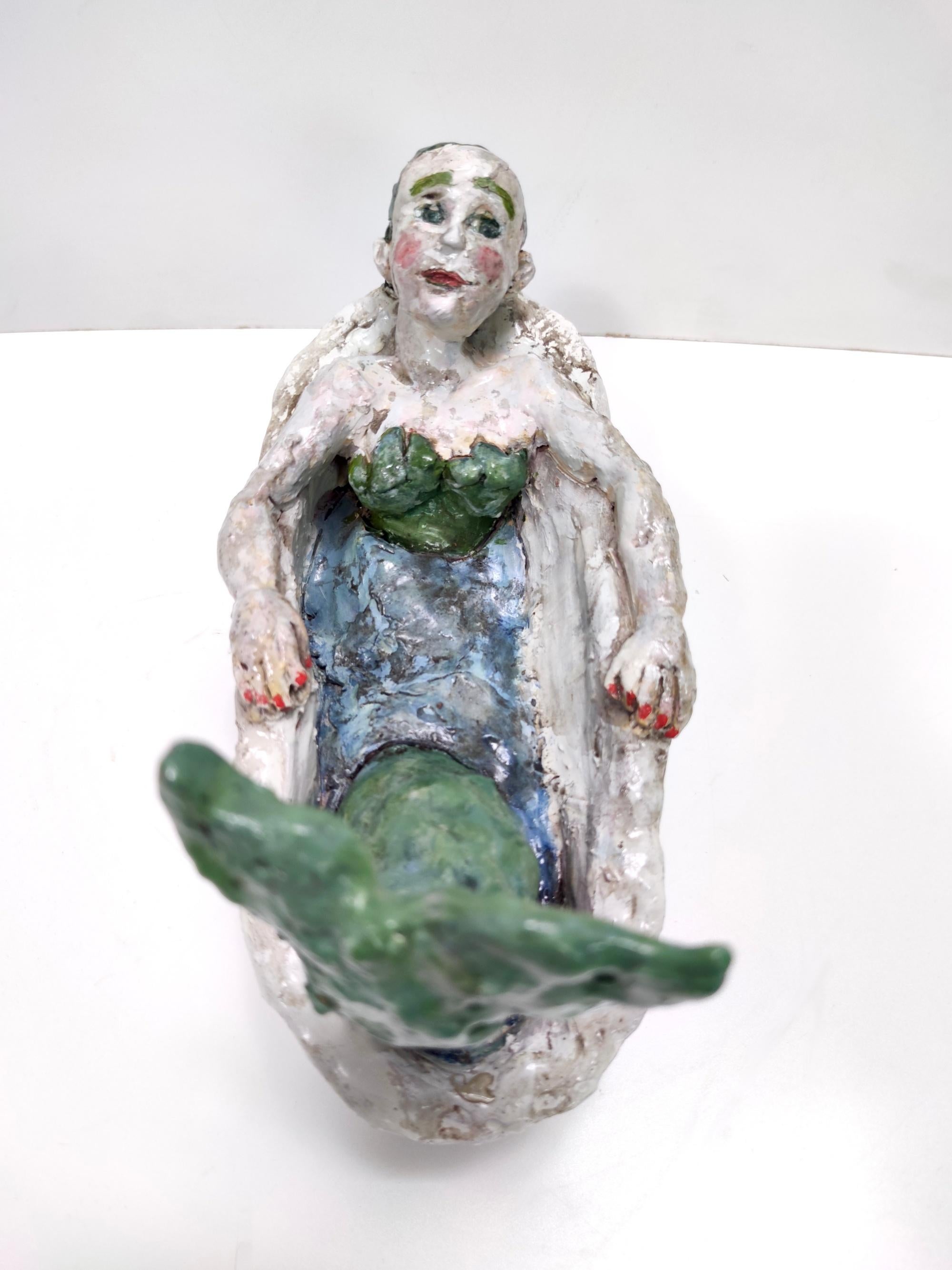 Objeto decorativo posmoderno de barro lacado de una sirena en una bañera, Italia finales del siglo XX en venta