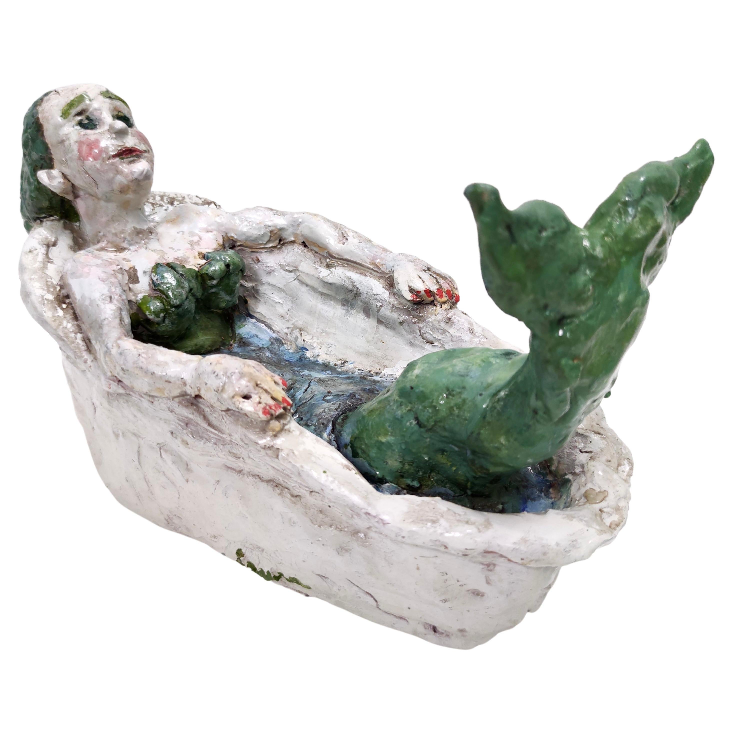 Objeto decorativo posmoderno de barro lacado de una sirena en una bañera, Italia