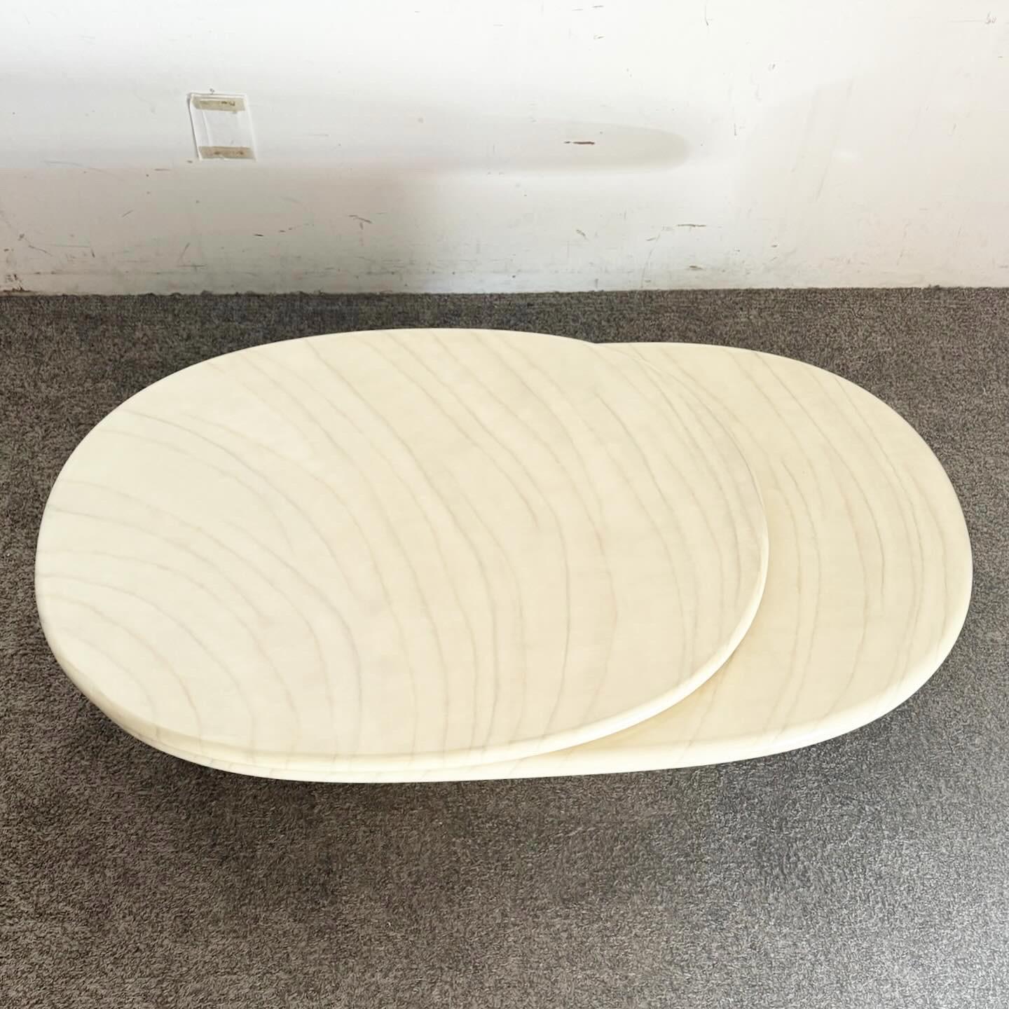 Postmoderne Table basse ovale postmoderne à plateau pivotant en fausse pierre laquée en vente