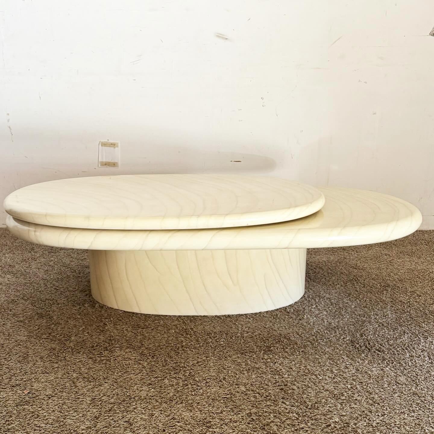 Américain Table basse ovale postmoderne à plateau pivotant en fausse pierre laquée en vente