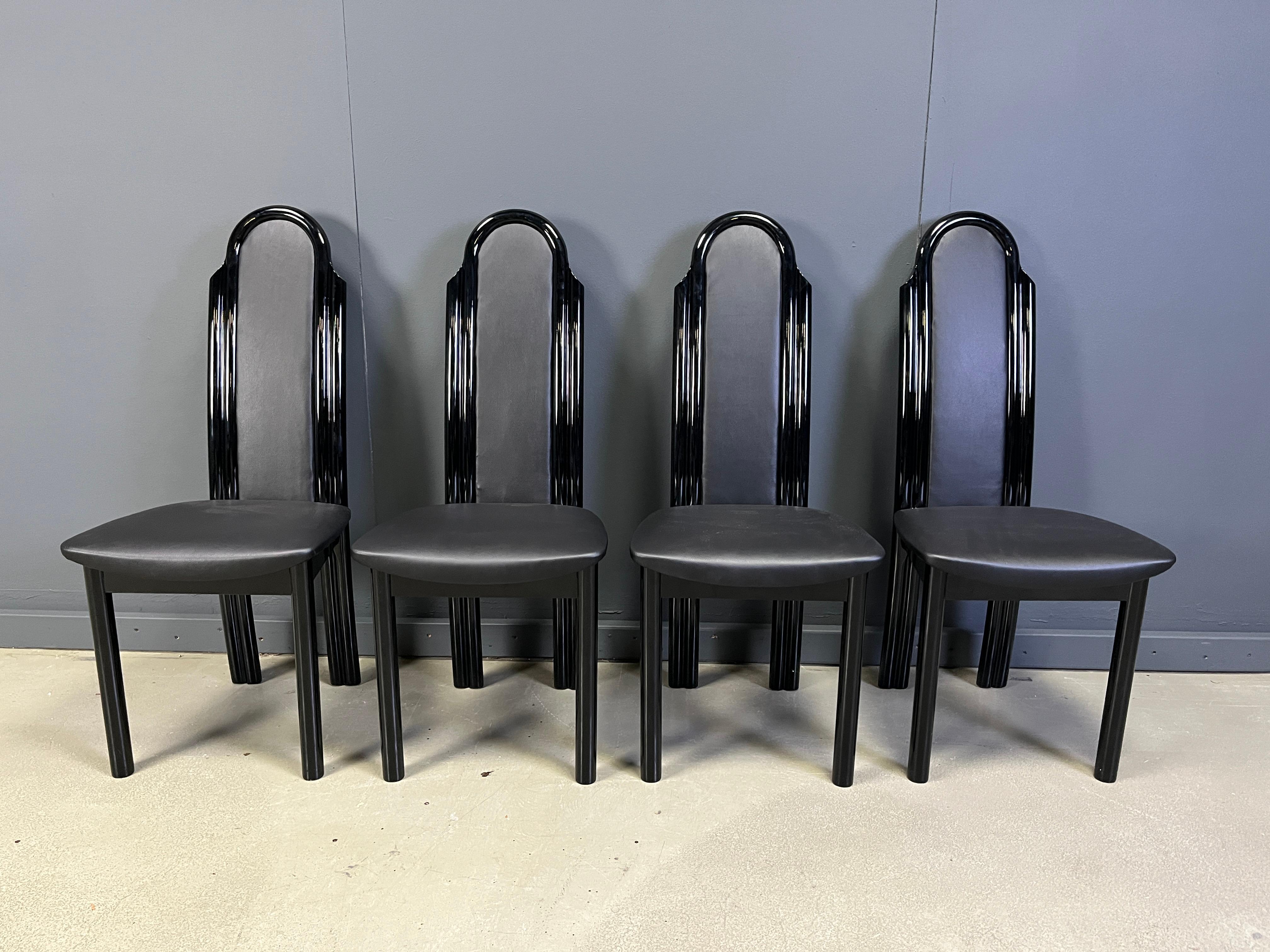 Sillas de comedor de diseño postmoderno con estructura de madera lacada en negro y tapicería de piel sintética.

años 80 - Italia

Muy buen estado

Dimensiones:
Altura: 106 cm
Anchura: 45 cm
Profundidad: 45 cm
Altura del asiento: 45 cm

El precio es
