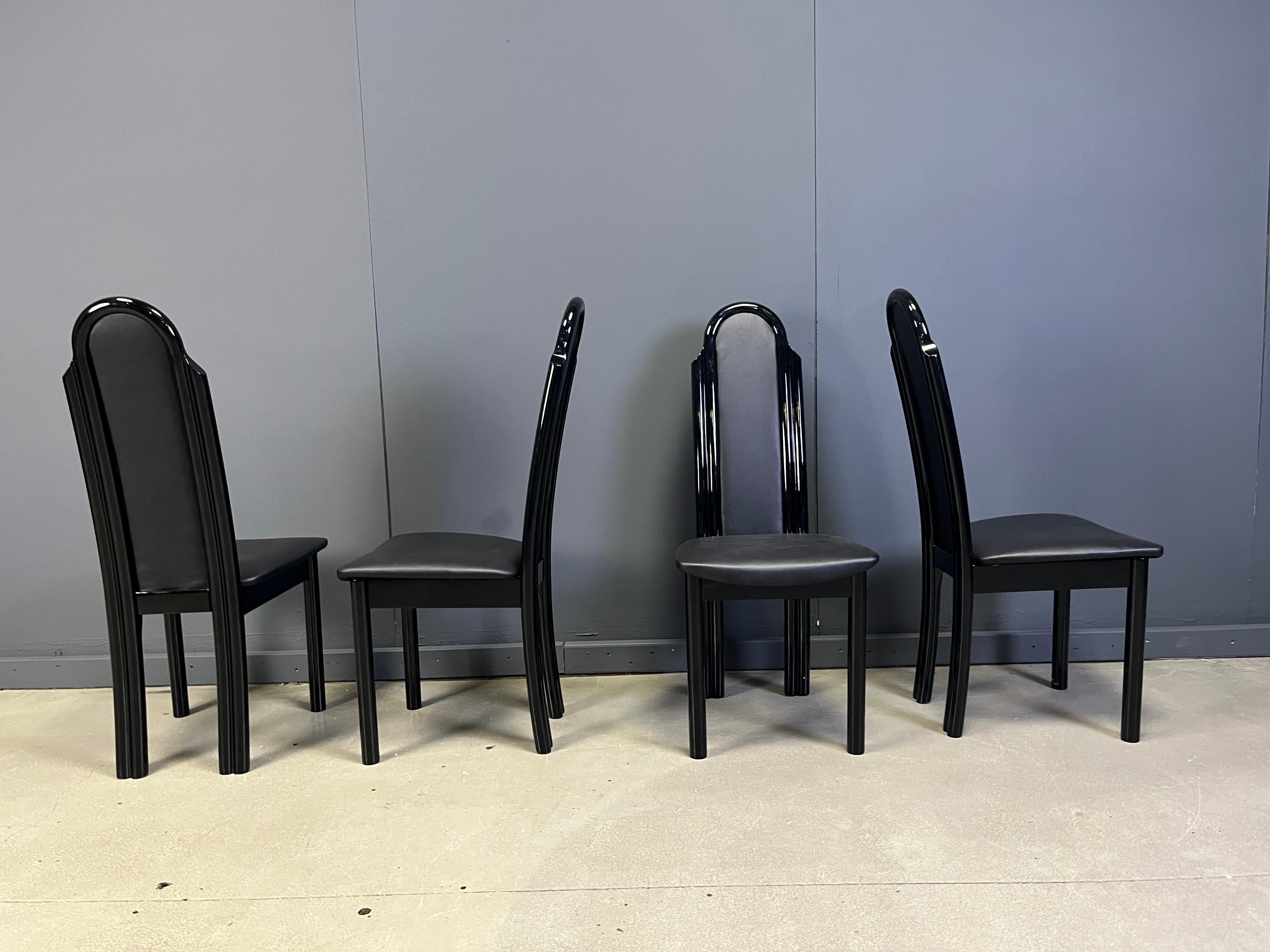 Sillas de comedor italianas postmodernas de madera lacada, años 80 Posmoderno en venta
