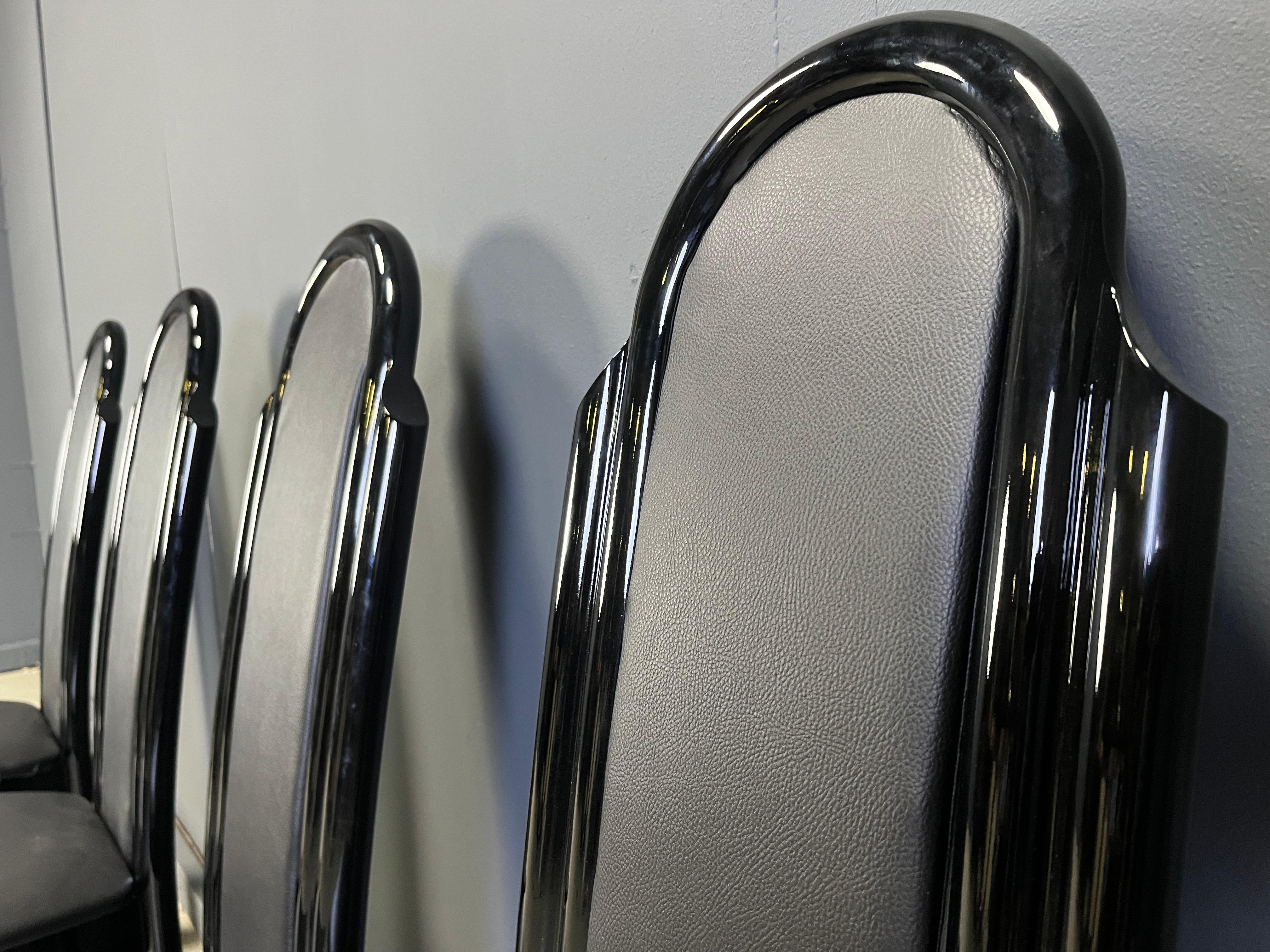 Sillas de comedor italianas postmodernas de madera lacada, años 80 en venta 1
