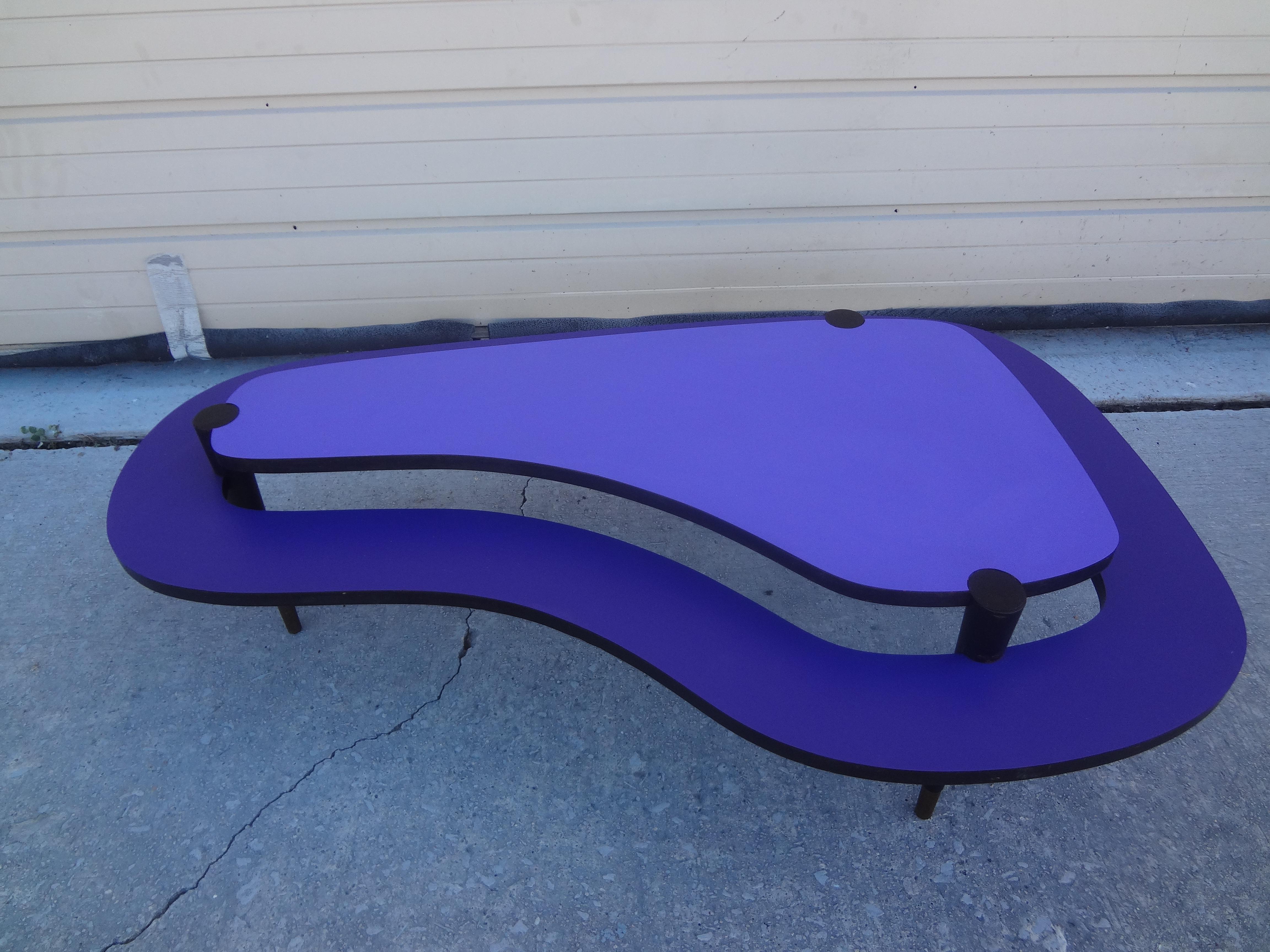 Mesa de centro postmoderna laminada de dos niveles con forma de riñón en venta 5