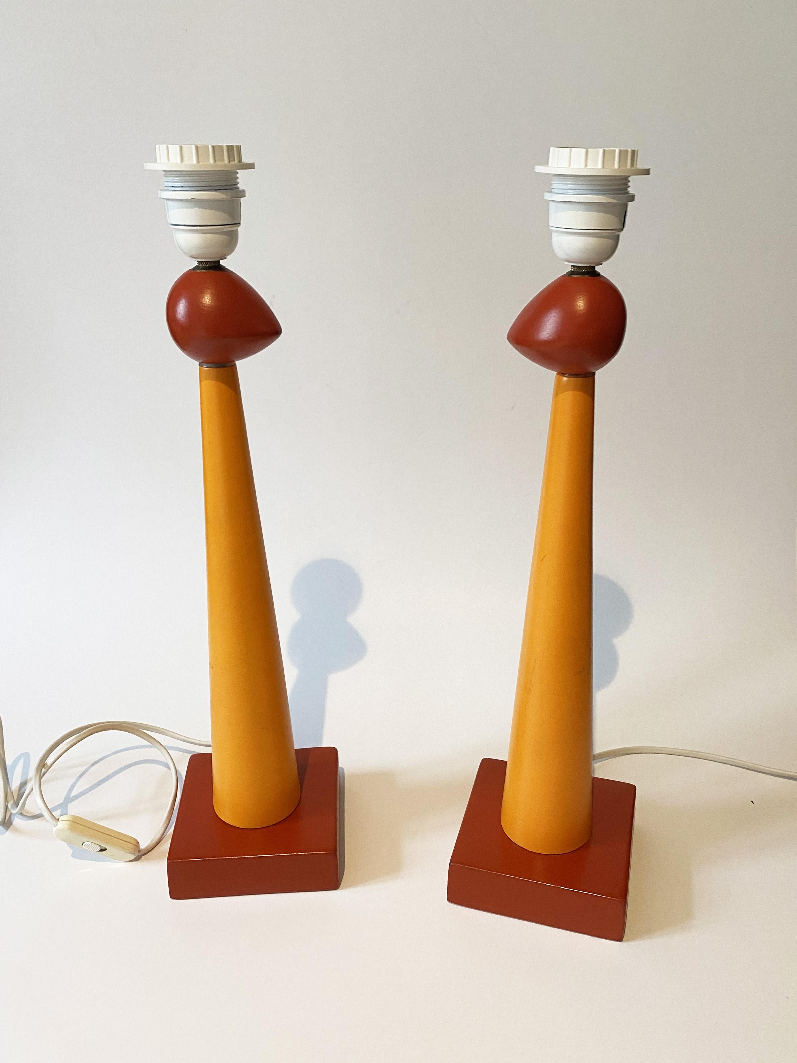 Set of 2 Postmodern Lamps in Ceramic, style of Memphis Milano or Olivier Villatte, 1980s.
Good condition, litte scratch on one of the lampshade