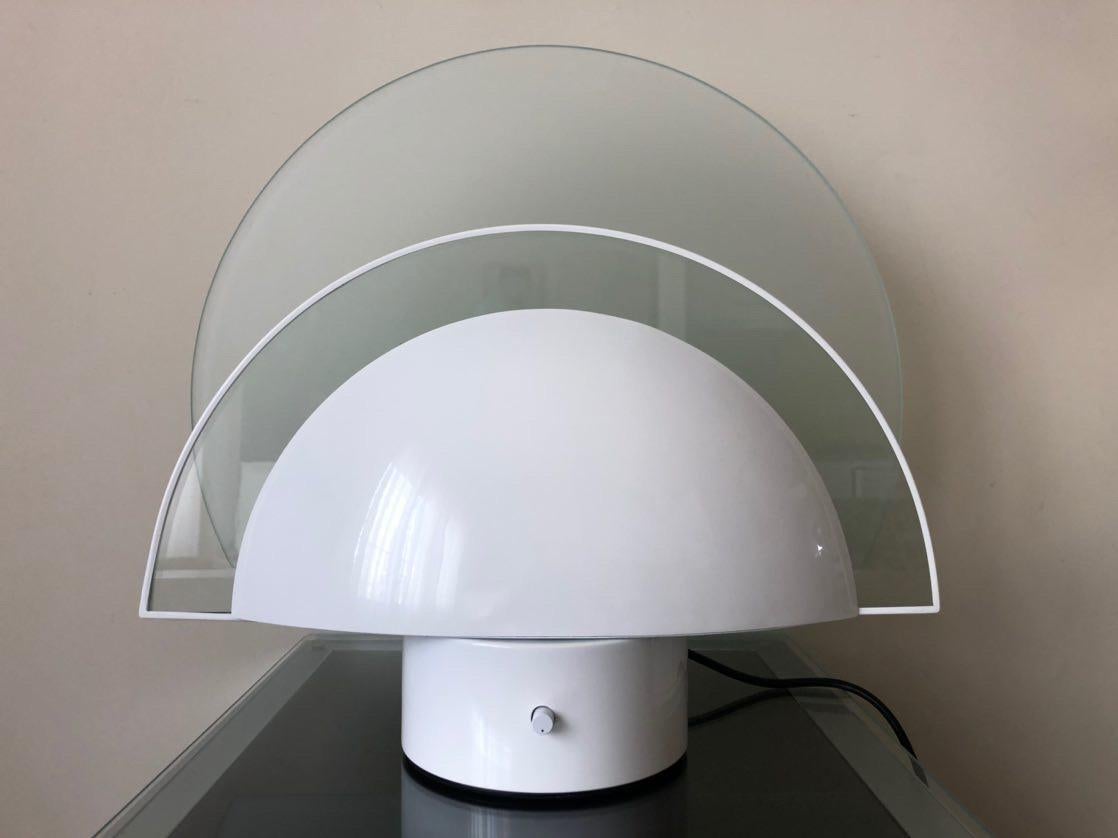 Lampe de table postmoderne unique, grande et cool, en métal blanc et verre, par Leonardo Marelli pour Estiluz. Ce luminaire a été conçu et fabriqué à Barcelone (Espagne) par Estiluz dans les années 1980.
L'étiquette d'origine 