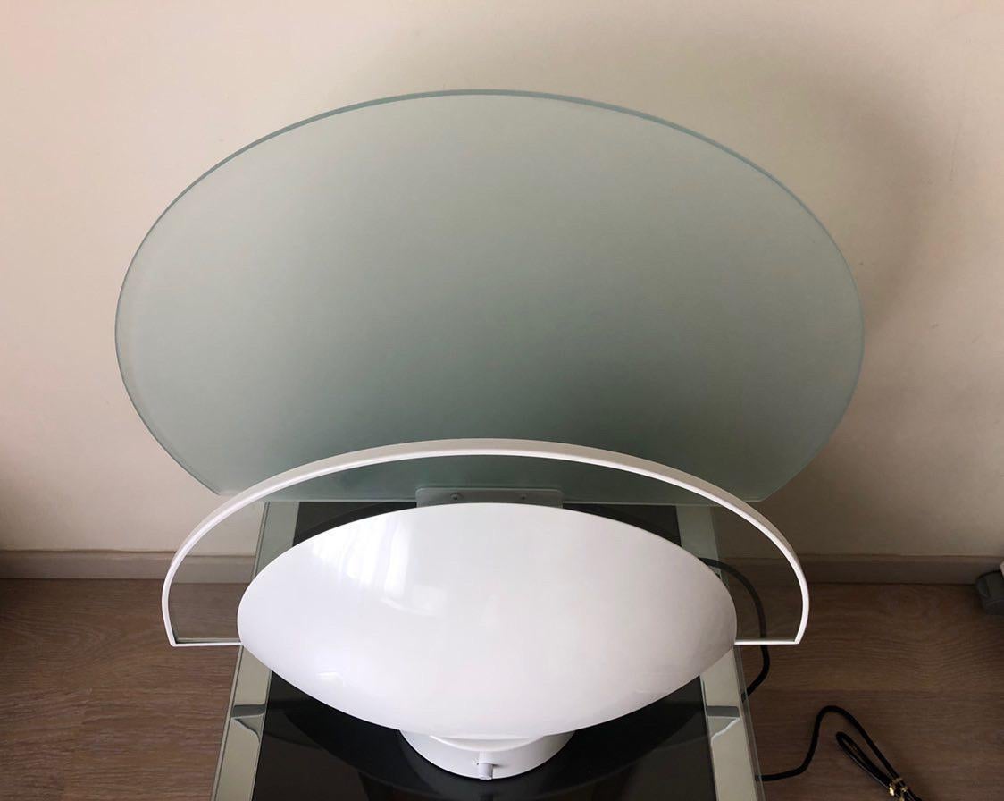 Émaillé Grande lampe de bureau espagnole blanche à gradation postmoderne d' Estiluz, Barcelone, années 1980 en vente