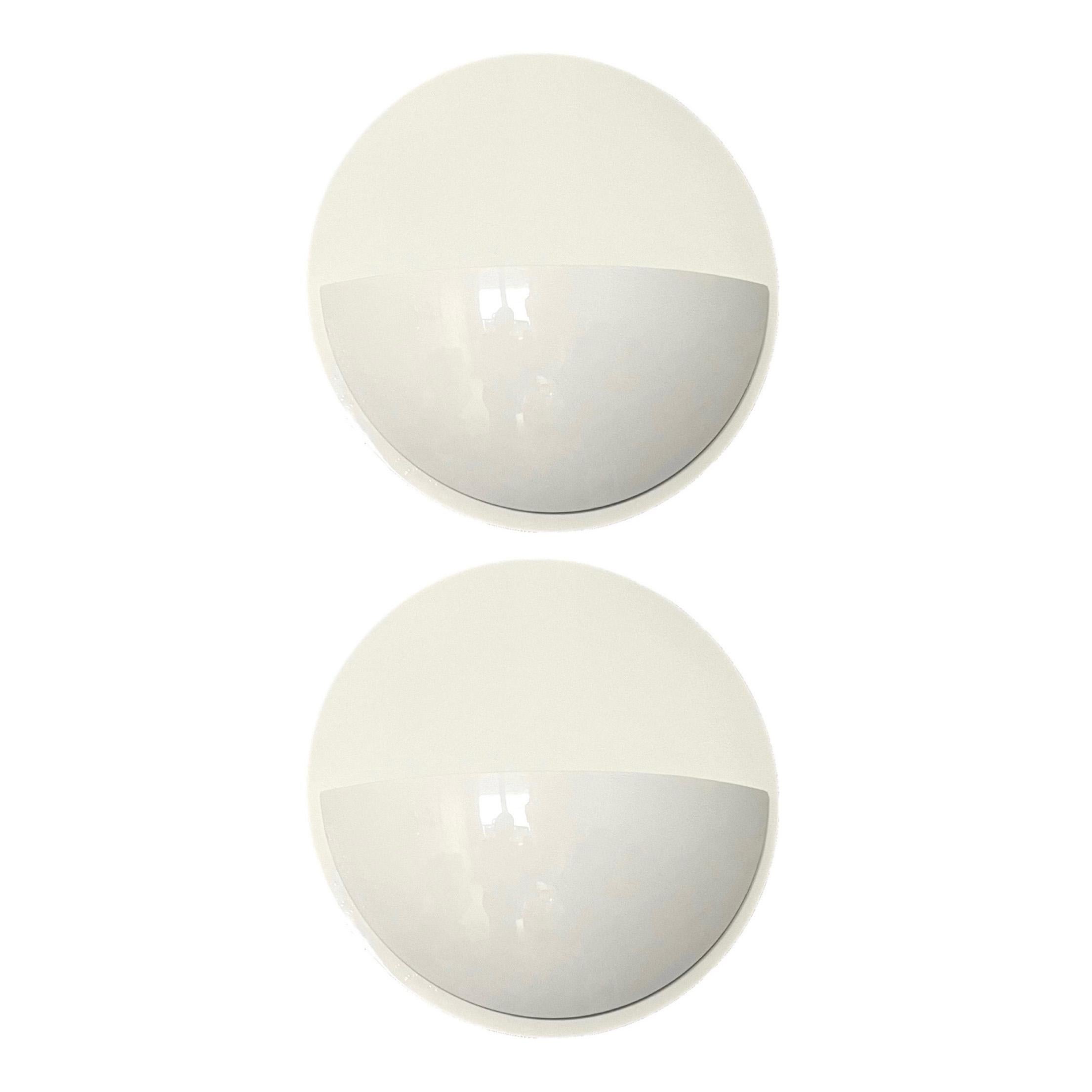 Cool and beauty Postmodern pair of metal wall sconces by Leonardo Marelli for Estiluz. Model: A-1080 Blanco. With light dimmer. The light is dimmable with a button at the botton.
These lamps were made in Barcelona (Spain) by Estiluz during
