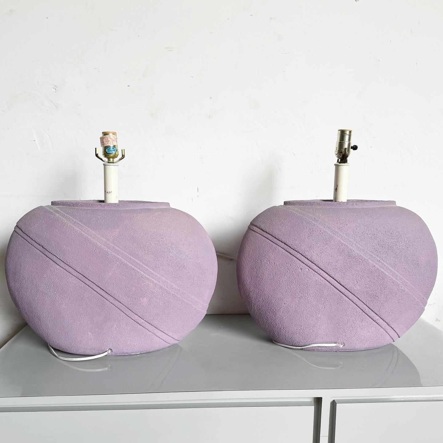 Lampes de table postmodernes à vase lavande violet - une paire en vente 3