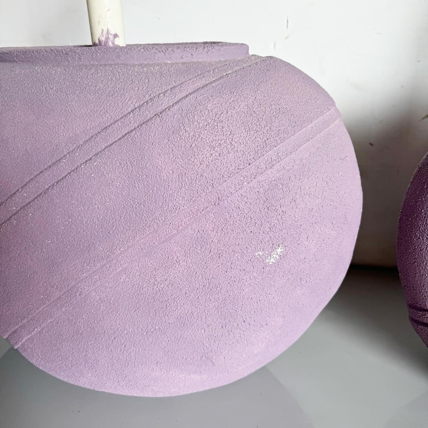 Illuminez votre espace avec une touche d'art contemporain en utilisant cette paire de lampes de table Postmodern Lavender Purple Vase. Ces lampes présentent un design unique en forme de vase dans un violet lavande vibrant, ajoutant un accent vivant