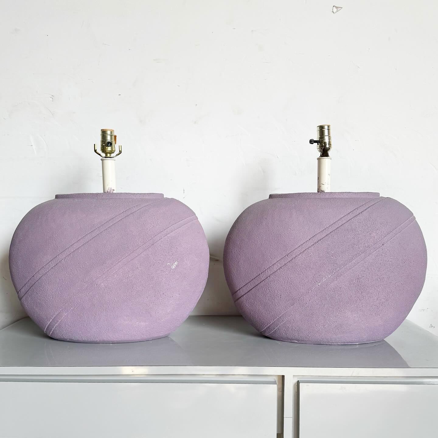 Postmoderne Lampes de table postmodernes à vase lavande violet - une paire en vente