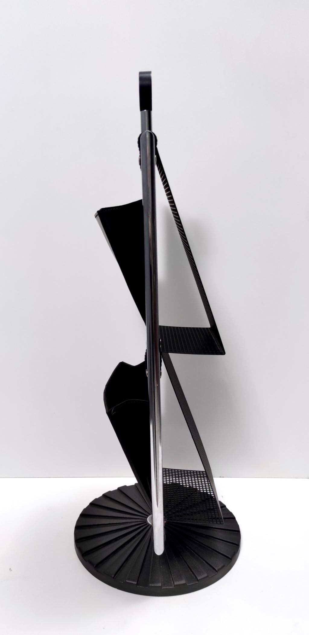 Postmodern Leather and Chrome-Plated Metal Magazine Rack by Salmistraro, Italy In Excellent Condition For Sale In Bresso, Lombardy