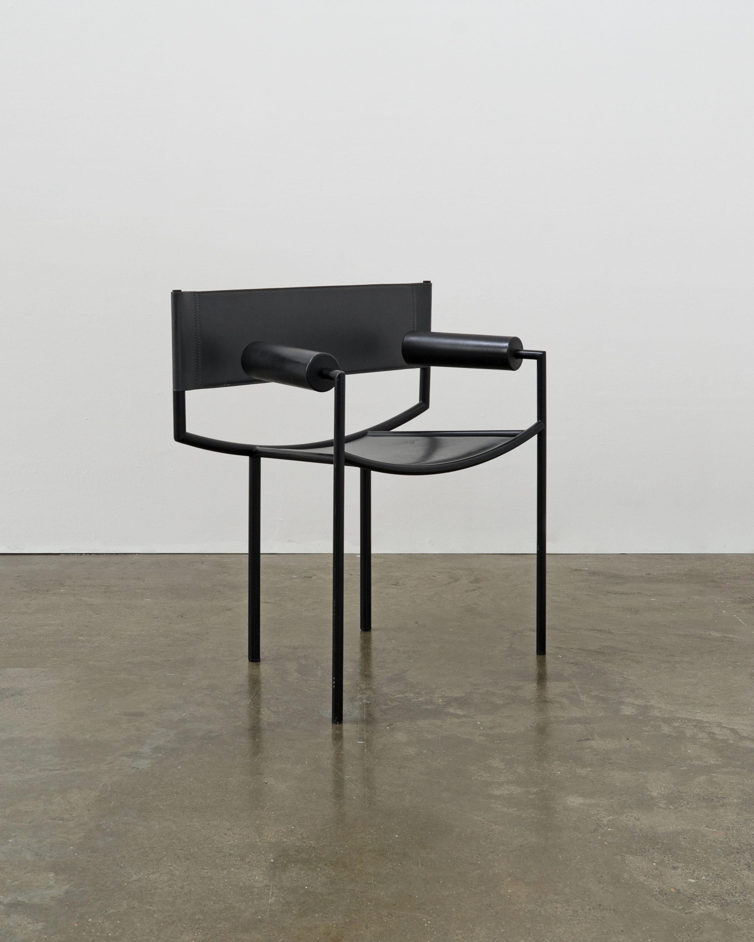 Chaise postmoderne en acier tubulaire, non attribuée, de forme inhabituelle, avec assise et dossier en cuir gris gun metal et accoudoirs cylindriques surdimensionnés en caoutchouc noir. Peut-être italien, bien que le style soit assez proche de celui